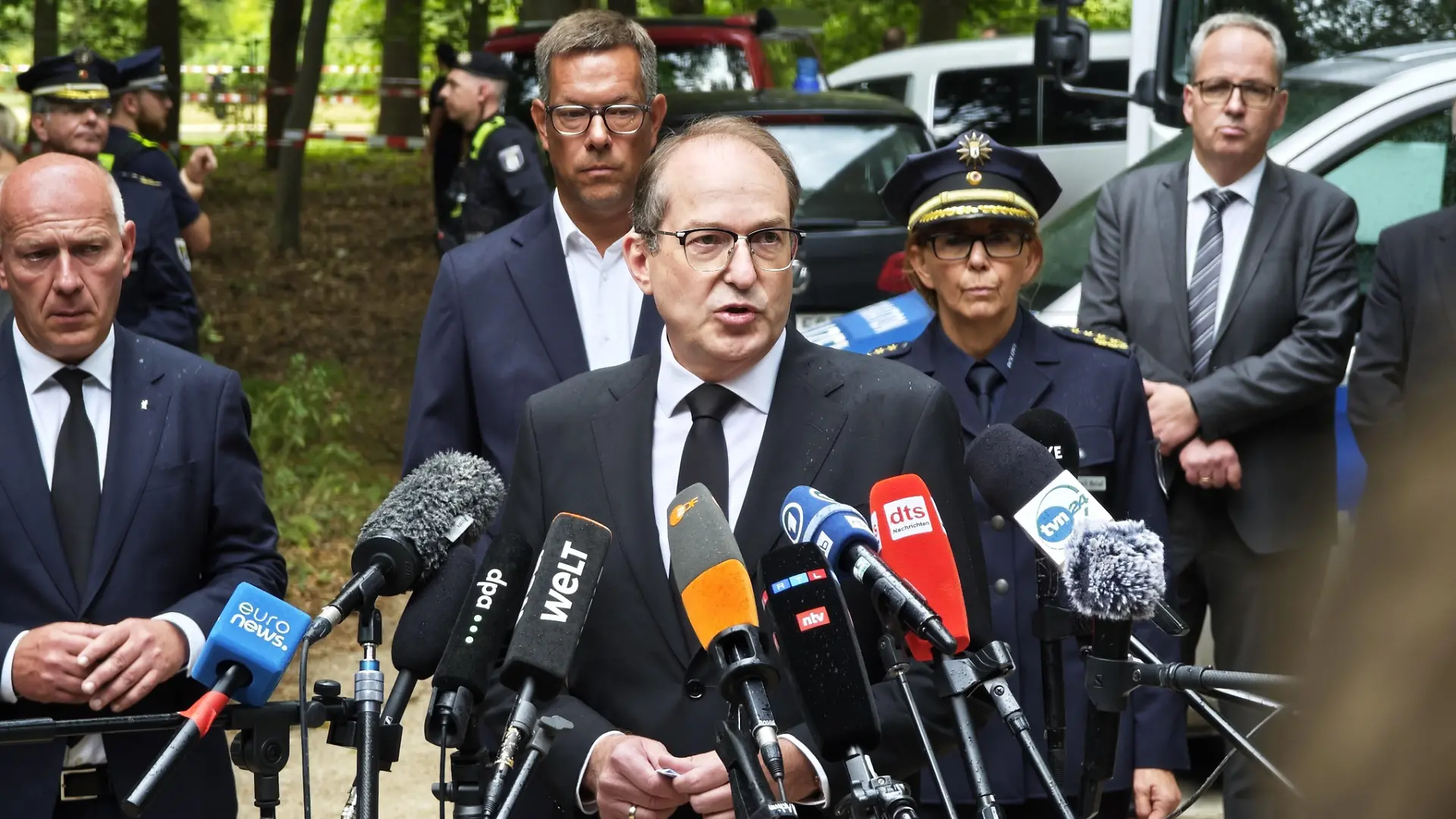 Berlin, Deutschland: Auto fährt bei CSD in Menschenmenge: Bundesminister des Innern Alexander Dobrindt (CSU) gibt am nächsten Tag am Tatort ein Statement