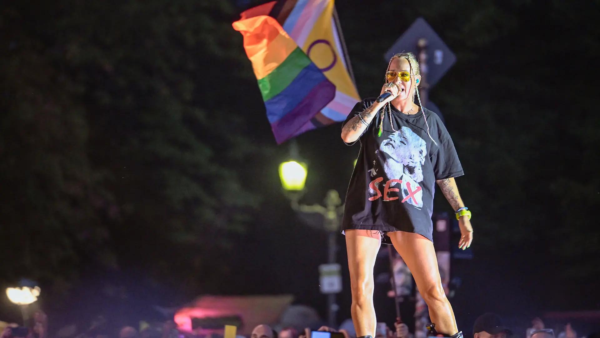 25.07.2026, v.l. Sarah Connor tritt bei der Abschlusskundgebung des Christopher Street Day (CSD) 2026 auf der Hauptbühne am Brandenburger Tor in Berlin auf. Mit ihrem Auftritt unterstützt die Sängerin die Veranstaltung und die queere Community.