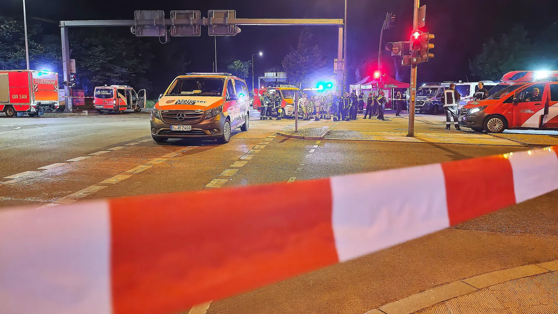 Berlin, Deutschland: Auto fährt bei CSD in Menschenmenge: Polizei und Rettungskräfte versorgen in der Nacht Verletzte, der Tatort ist weiträumig abgesperrt.