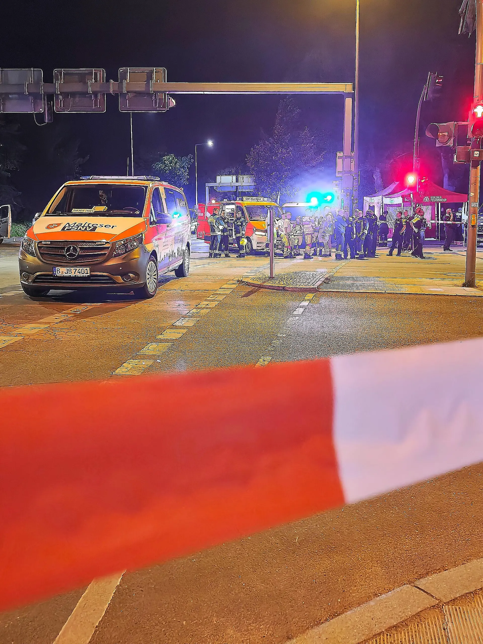 Berlin, Deutschland: Auto fährt bei CSD in Menschenmenge: Polizei und Rettungskräfte versorgen in der Nacht Verletzte, der Tatort ist weiträumig abgesperrt.