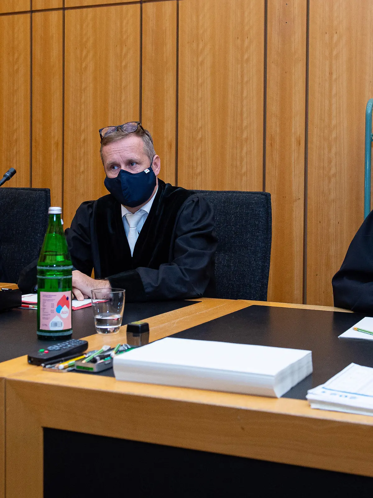 06.07.2021, Nordrhein-Westfalen, Münster: Der Vorsitzende Richter Matthias Pheiler (M), Richter Schiereck (l), und Richterin Wilmes sitzen im Landgericht. Im zentralen Prozess um den Missbrauchskomplex von Münster will das Gericht heute Urteile gegen fünf Angeklagte sprechen. Foto: Guido Kirchner/dpa pool/dpa +++ dpa-Bildfunk +++