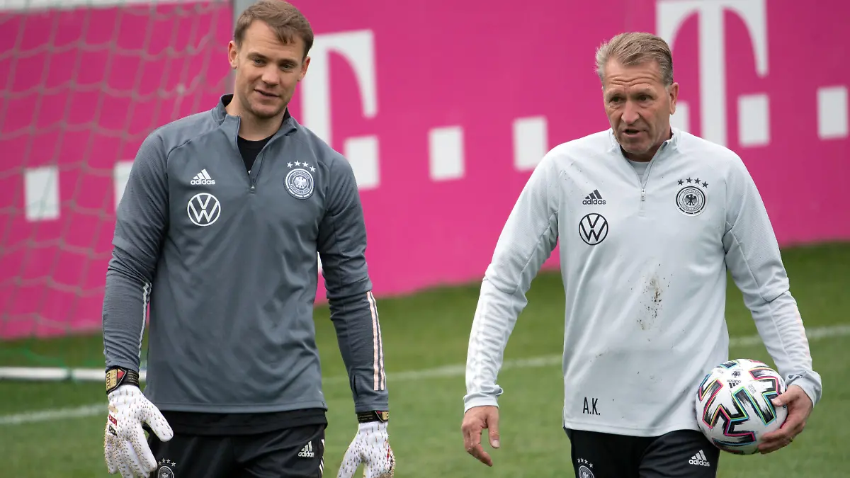 06.06.2021, Österreich, Seefeld: Fußball: Nationalmannschaft, Trainingslager. Deutschlands Torwart Manuel Neuer (l) trägt Torwarthandschuhe, die er für sein 100. Länderspiel bekommen hat. Neben ihm geht Torwarttrainer Andreas Köpke. Foto: Federico Gambarini/dpa +++ dpa-Bildfunk +++