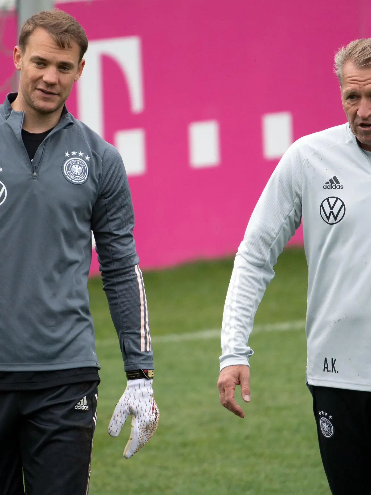 06.06.2021, Österreich, Seefeld: Fußball: Nationalmannschaft, Trainingslager. Deutschlands Torwart Manuel Neuer (l) trägt Torwarthandschuhe, die er für sein 100. Länderspiel bekommen hat. Neben ihm geht Torwarttrainer Andreas Köpke. Foto: Federico Gambarini/dpa +++ dpa-Bildfunk +++