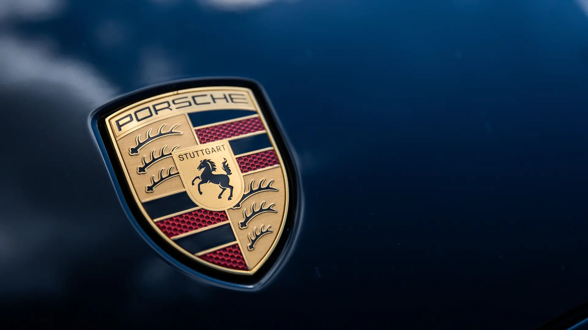 Das Porsche Logo ist auf einem Porsche-Fahrzeug zu sehen.