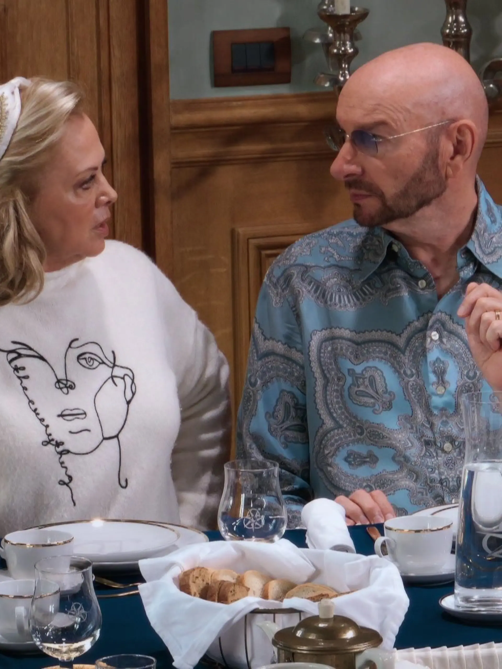 Marijke Amado und Ralph Morgenstern besprechen sich bei „Die Verräter”