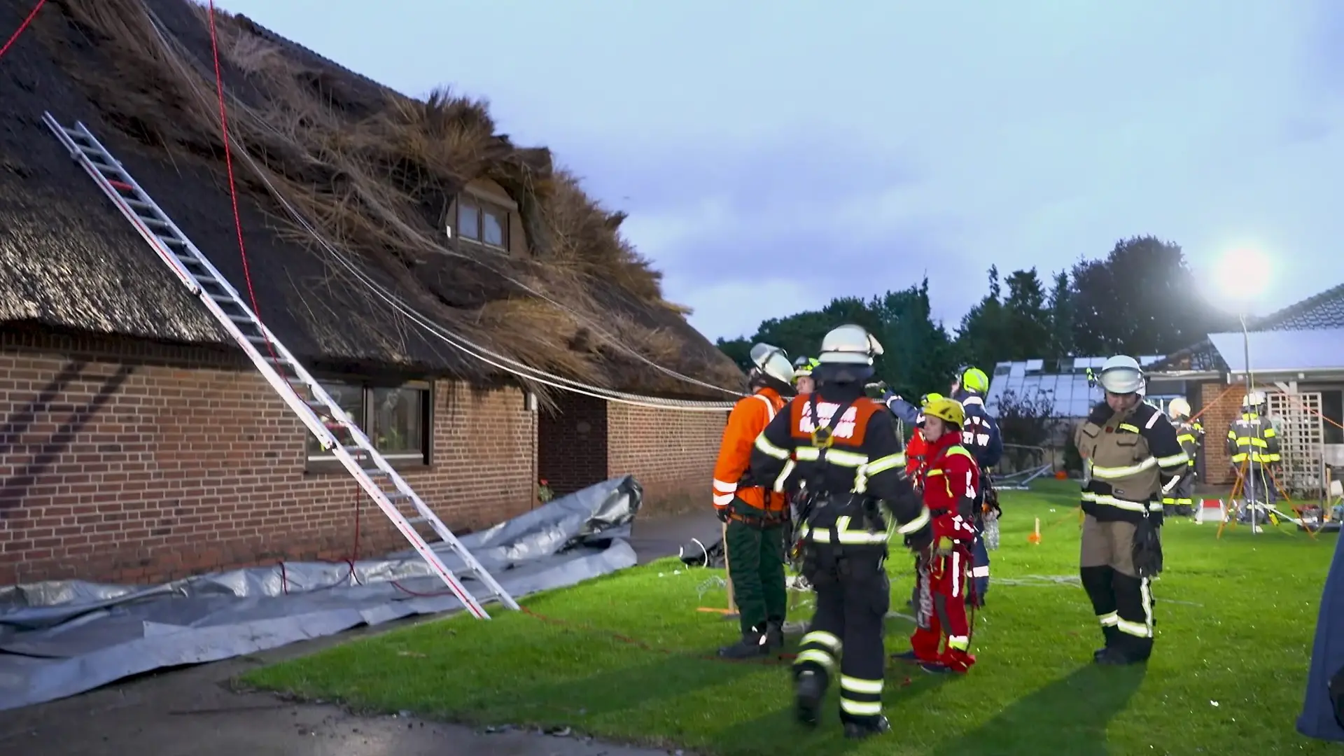 Die Feuerwehr muss zahlreiche Dächer sichern.