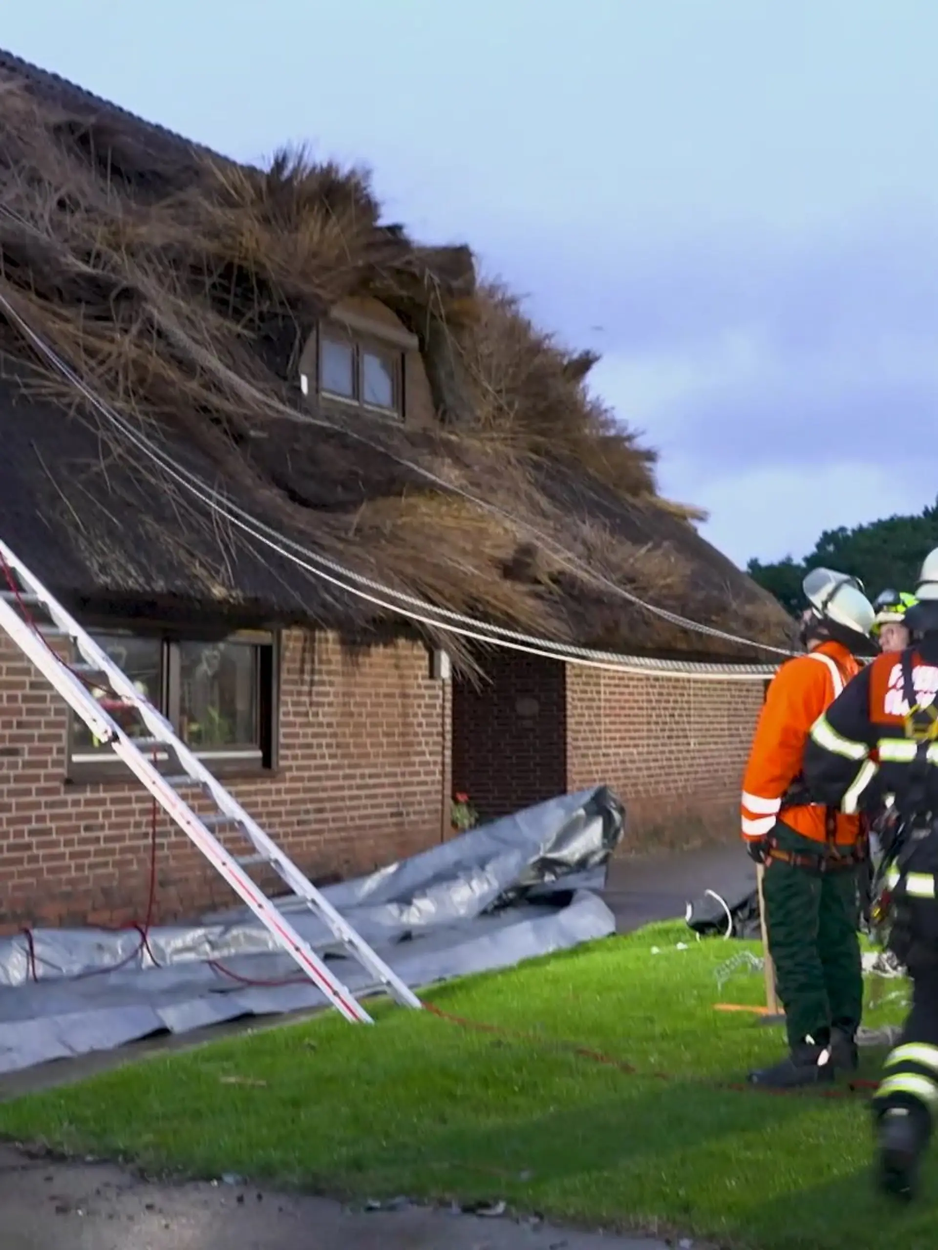 Bild zu: "Tornado wütet in Schleswig-Holstein und richtet riesigen Schaden an"