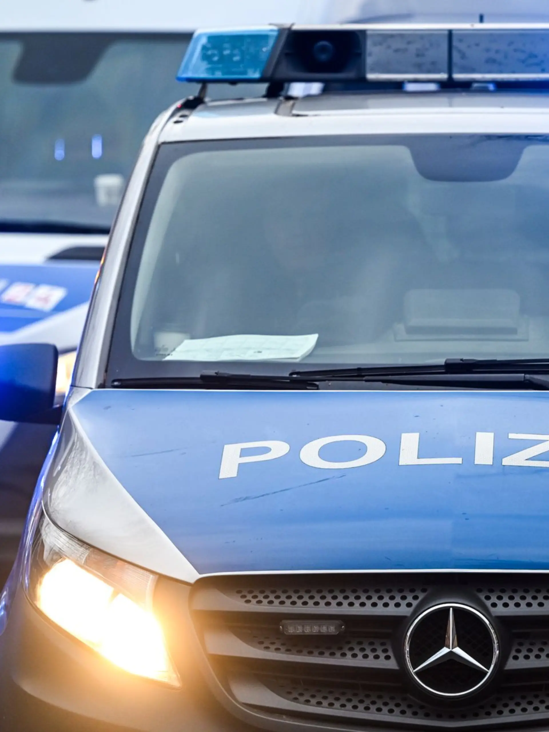 Bild zu: "Sechs Polizeitransporter krachen in Berlin ineinander"