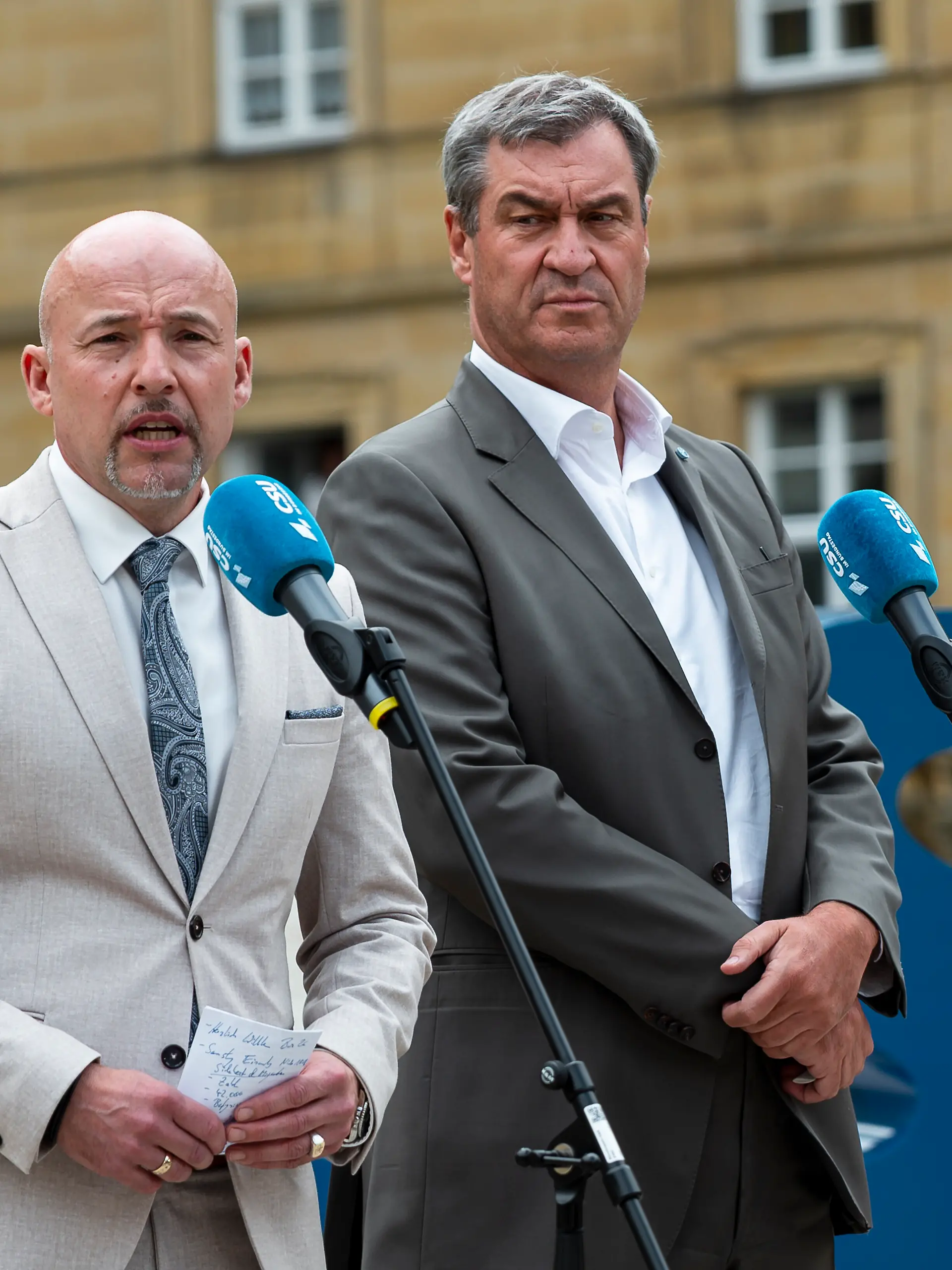 Alexander Hoffmann (l), Vorsitzender der CSU-Landesgruppe im Bundestag, und Markus Söder (r), Bayerns Ministerpräsident, geben im Kloster Banz ein Pressestatement zum Auftakt der Sommerklausur der CSU-Landesgruppe im Bundestag.