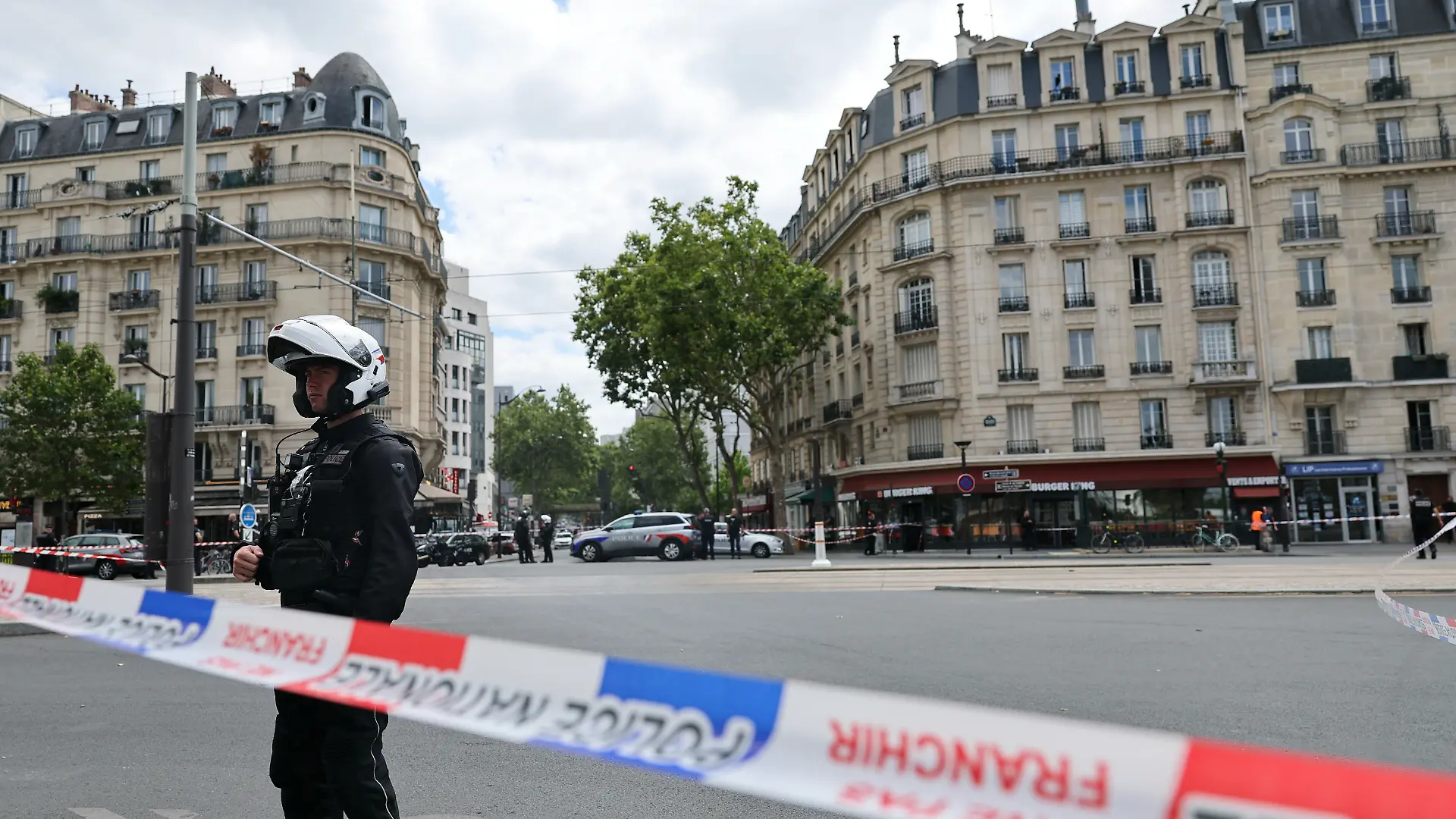 Ein Polizist steht am 27. Juli 2026 in der Nähe des Tatorts eines Messerangriffs in Paris, Frankreich, Wache. Bei einem Messerangriff in Paris wurden am Montag drei Menschen verletzt; ein männlicher Verdächtiger wurde festgenommen. Der Angriff ereignete sich gegen 11:30 Uhr Ortszeit im Nordwesten von Paris, wo ein mit zwei Küchenmessern bewaffneter Mann Passanten auf der Straße angriff. Die Opfer wurden medizinisch versorgt; zwei von ihnen befinden sich laut französischen Medienberichten in kritischem Zustand.