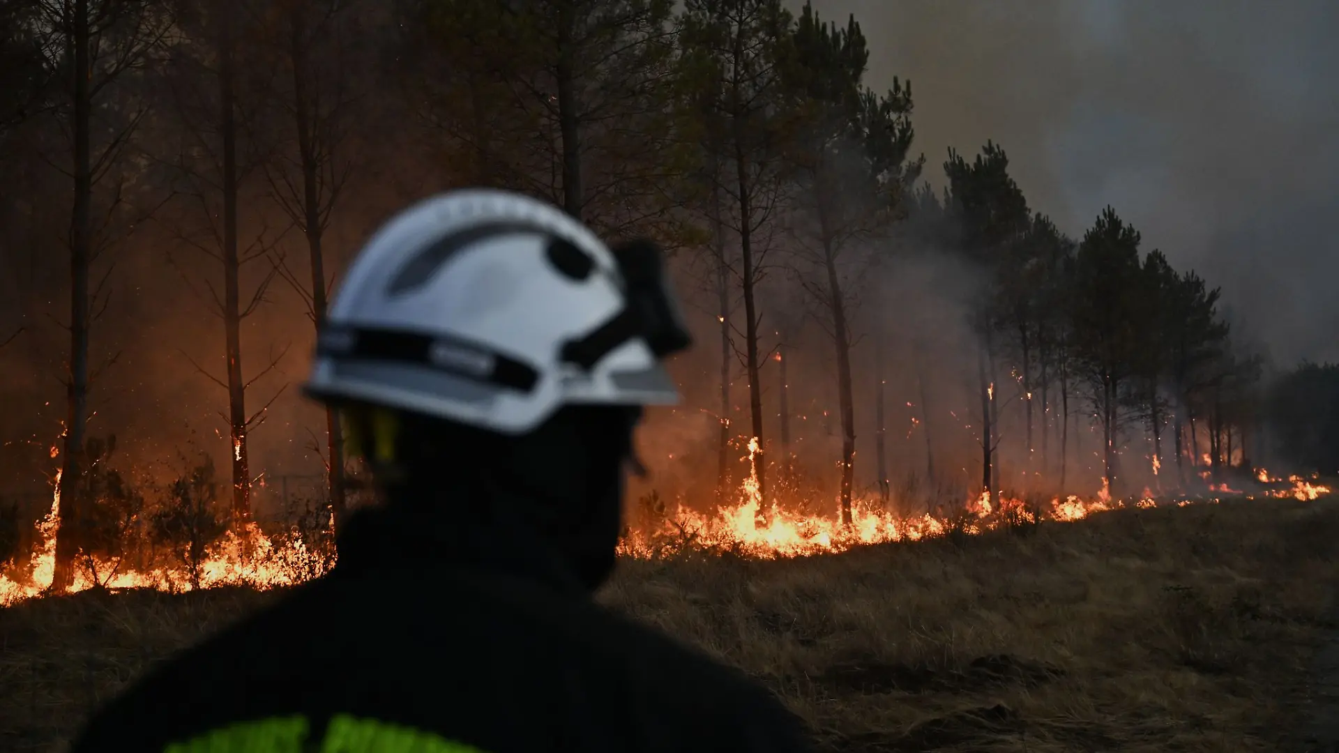 Die Feuerwehr kämpft an der Atlantikküste in Frankreich weiter gegen einen riesigen Waldbrand.