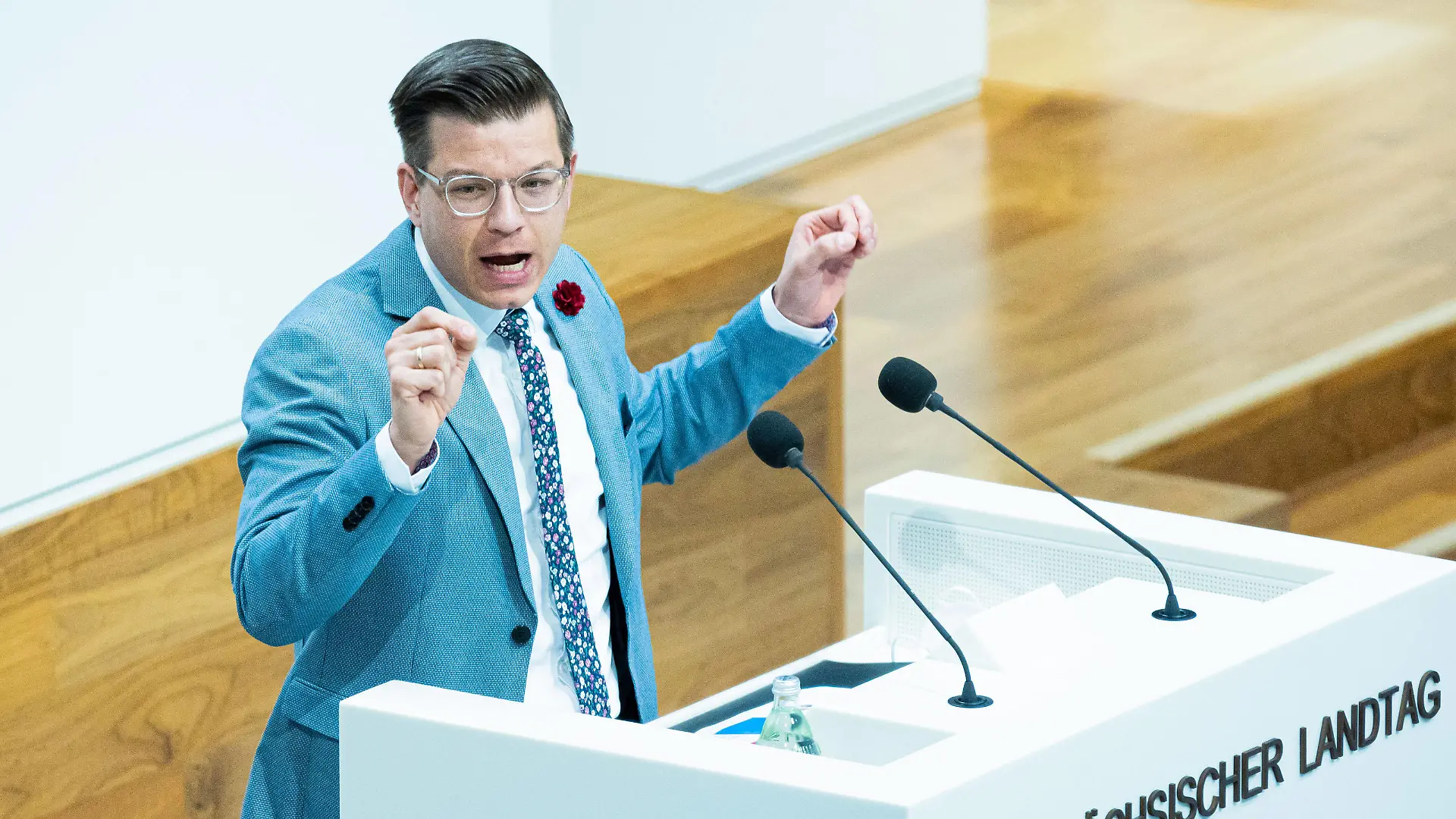 DEUTSCHLAND, NIEDERSACHSEN, HANNOVER, 09.06.2021 - Plenarsitzung im Niedersächsischen Landtag - Björn Försterling FDP, stellvertretender Fraktionsvorsitzende, hält im Plenum eine Rede zum Tagesordnungspunkt Unser Dreiklang für eine starke frühkindliche Bildung - Qualität, Gebührenfreiheit und ein Platz für jedes Kind in der Aktuellen Stunde. *** GERMANY, LOWER SAXONY, HANOVER, 09 06 2021 Plenary Session in the Lower Saxony Parliament Björn Försterling FDP , deputy leader of the parliamentary group, gives a speech in the plenary session on the agenda item Our triad for a strong early childhood education Quality, freedom from fees and a place for every child in the current affairs hour