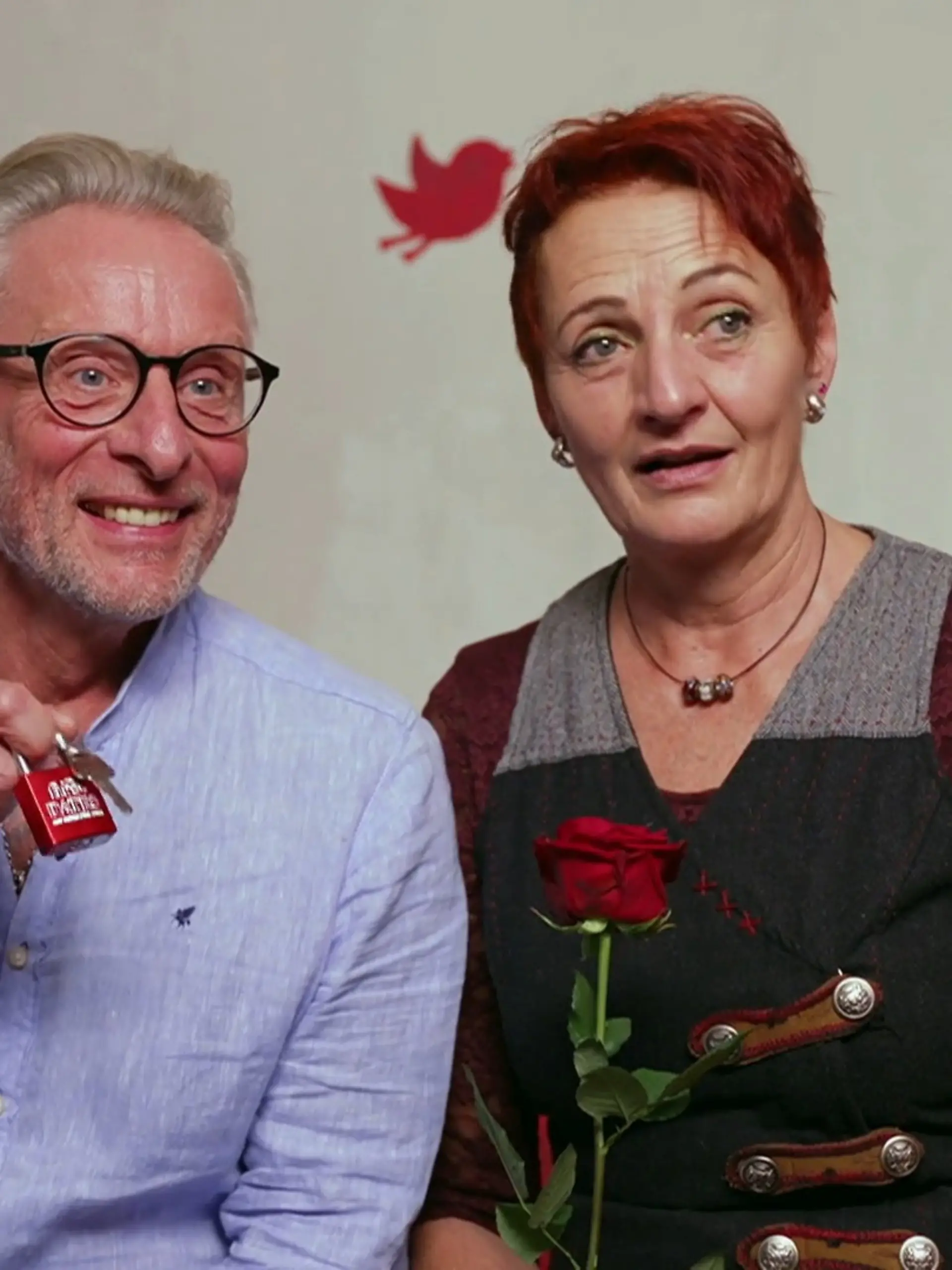 Bild zu: "Sie haben ein Liebesschloss bekommen"