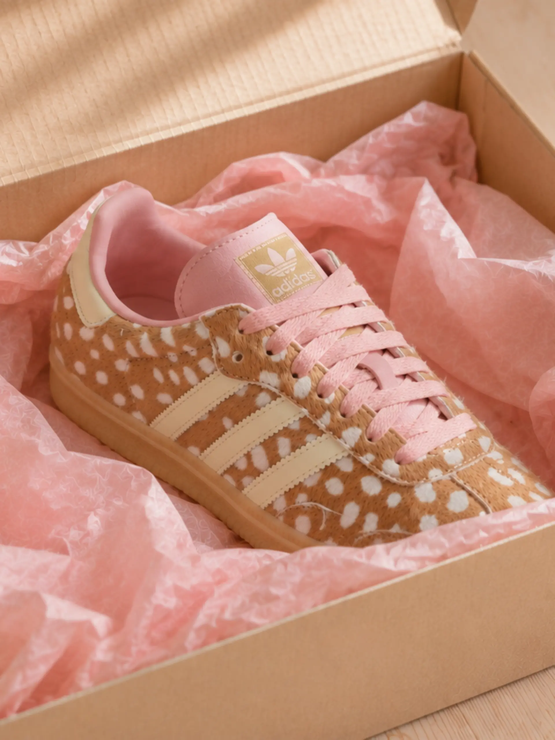 Der Bambi-Sneaker mit Rehkitz-Muster von Adidas liegt in einem Schuhkarton.
