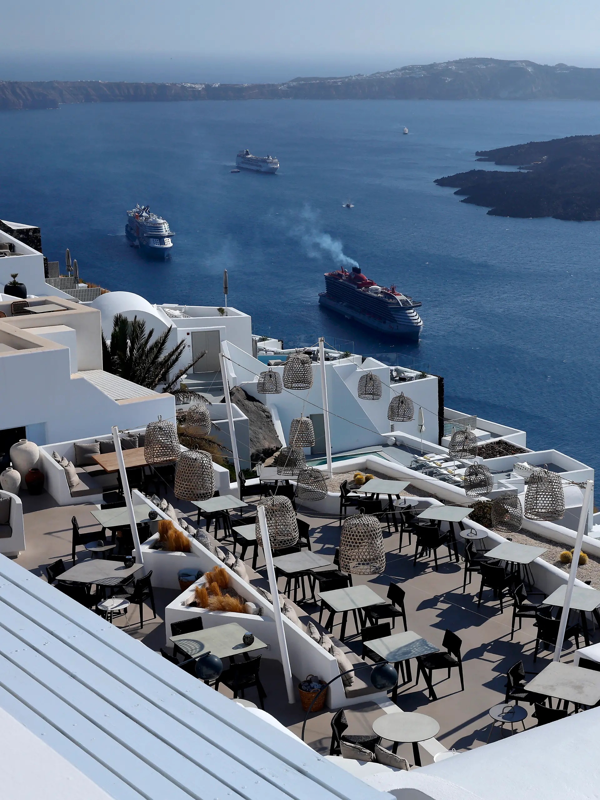 Kreuzfahrtschiffe vor Santorin