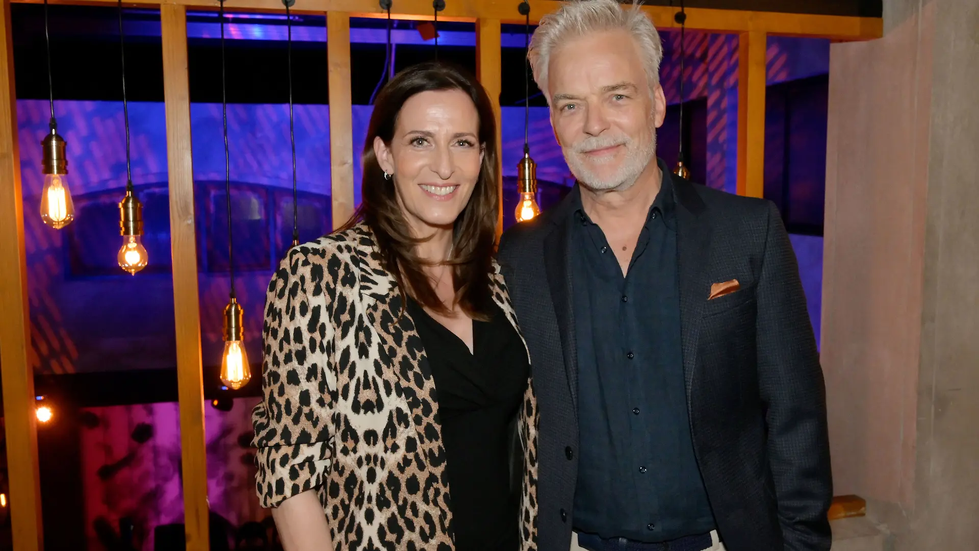Ulrike Frank und Stephan Schill - ihre Rollen Katrin und Richard finden schnell Gefallen aneinander. 