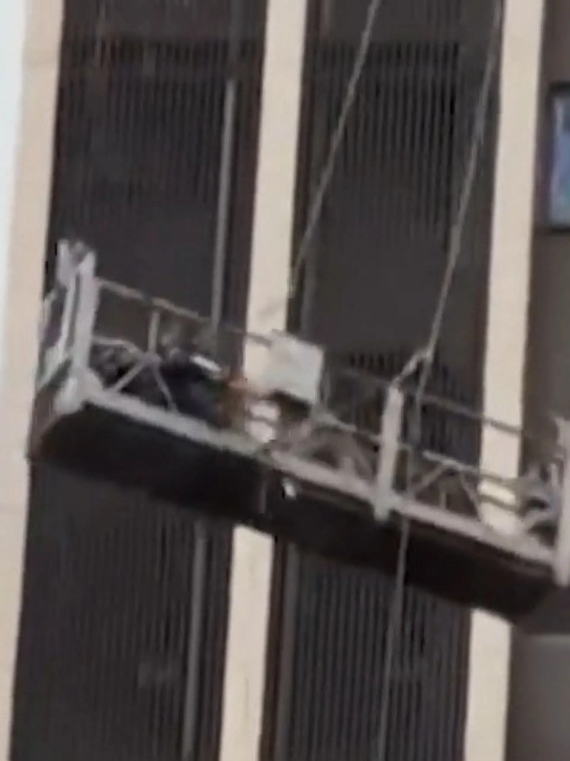 Bild zu: "Taifun-Drama am Hochhaus! Bauarbeiter in Gondel hin und her geschleudert"