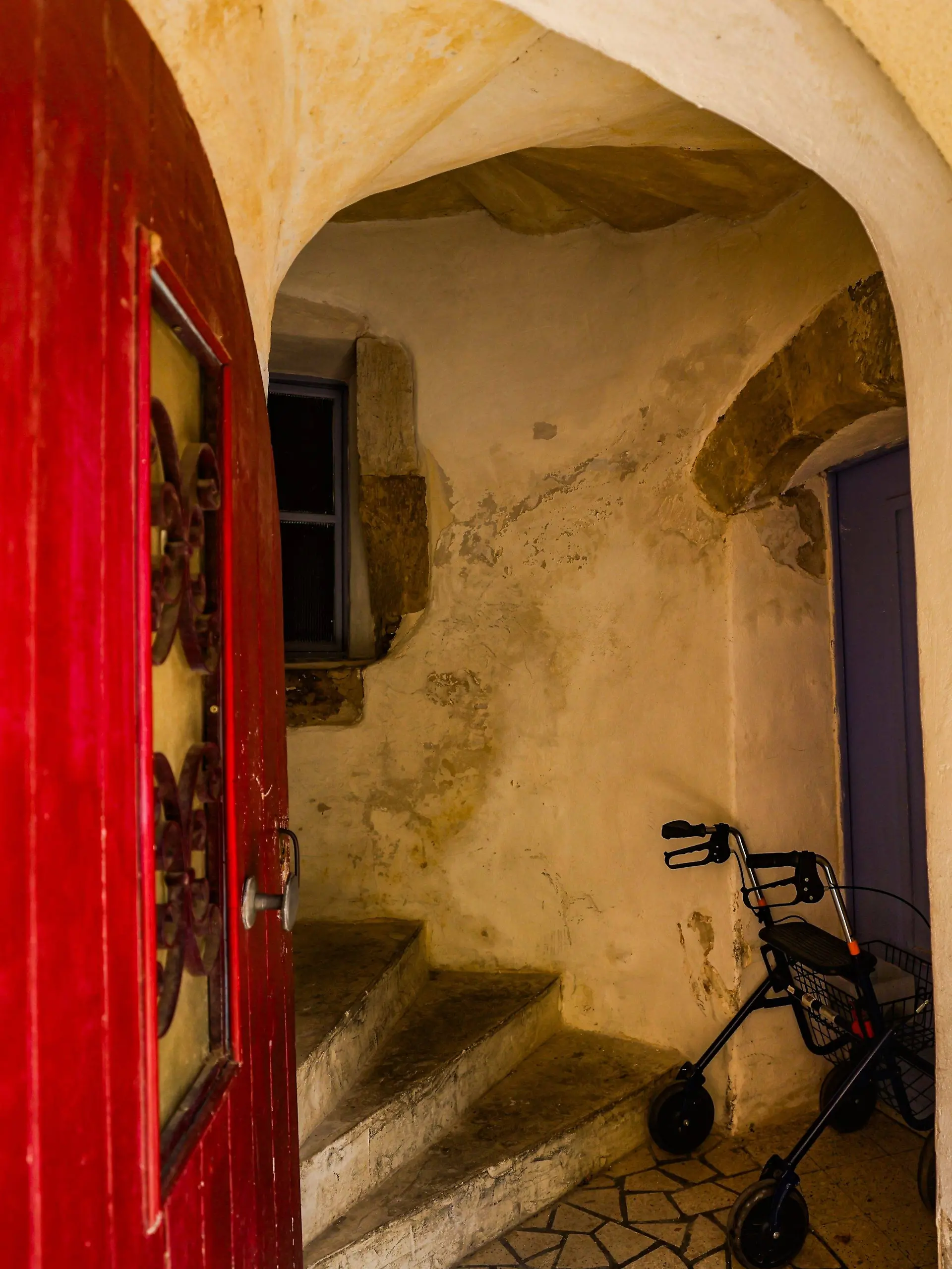 Fünf Leichen von verstorbenen Babys wurden in Kartons in der Wohnung eines Paares in der Passage du Four Capelu 8 in Orange gefunden.