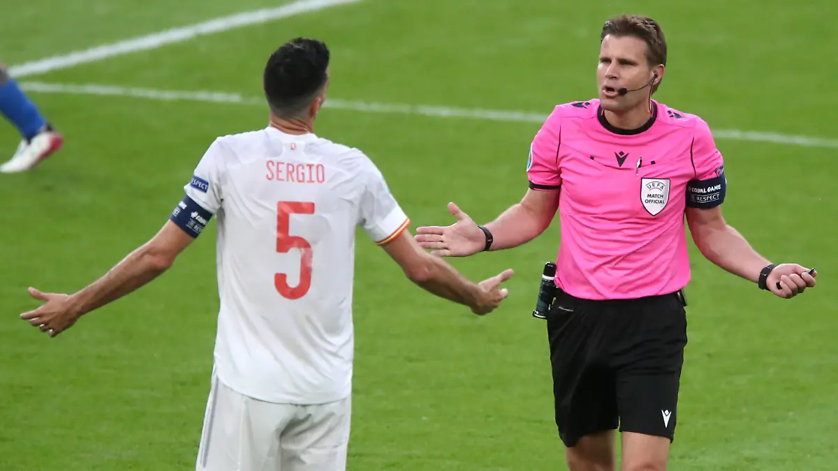 Der deutsche Schiedsrichter Felix Brych (re.) mit Sergio Busquets.