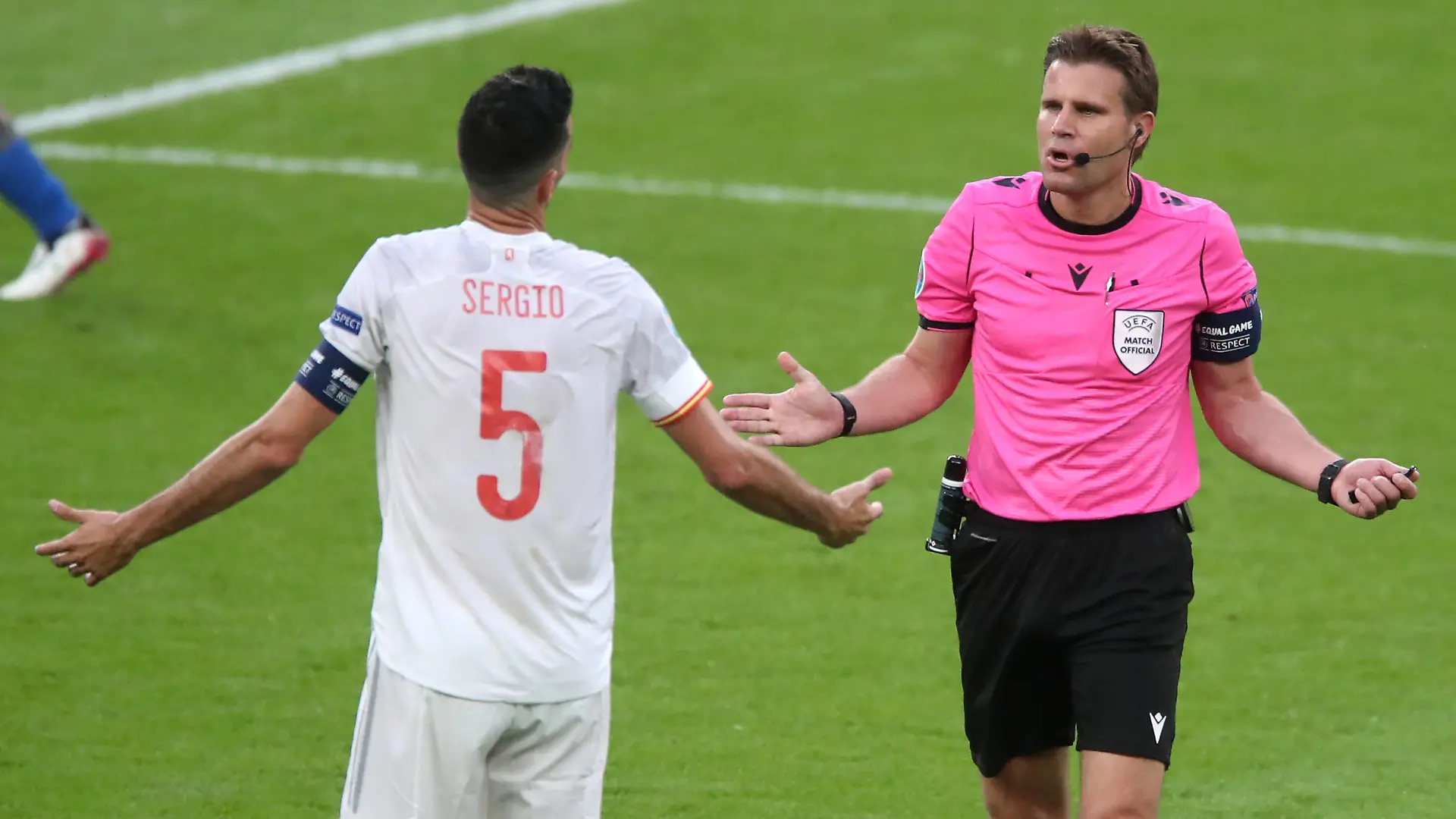 Der deutsche Schiedsrichter Felix Brych (re.) mit Sergio Busquets.