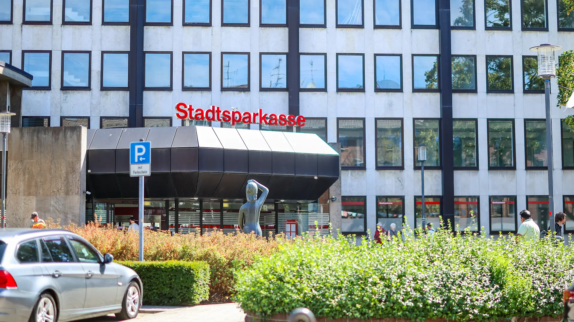 Aussenansicht der Sparkassenfiliale Marktstraße in Mönchengladbach-Rheydt. In der Sparkassen-Filiale haben Täter mutmaßlich rund 30 Schließfächer aufgebrochen.