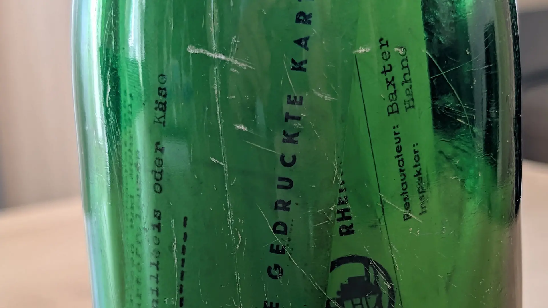 Eine offenbar jahrzehntealte Flaschenpost steht auf einem Tisch. Bauarbeiter fanden die Flaschenpost auf einer Baustelle am Rhein in Oberwesel. (zu dpa: «68 Jahre alte Flaschenpost bei Baustelle am Rhein gefunden») - recrop +++ dpa-Bildfunk +++