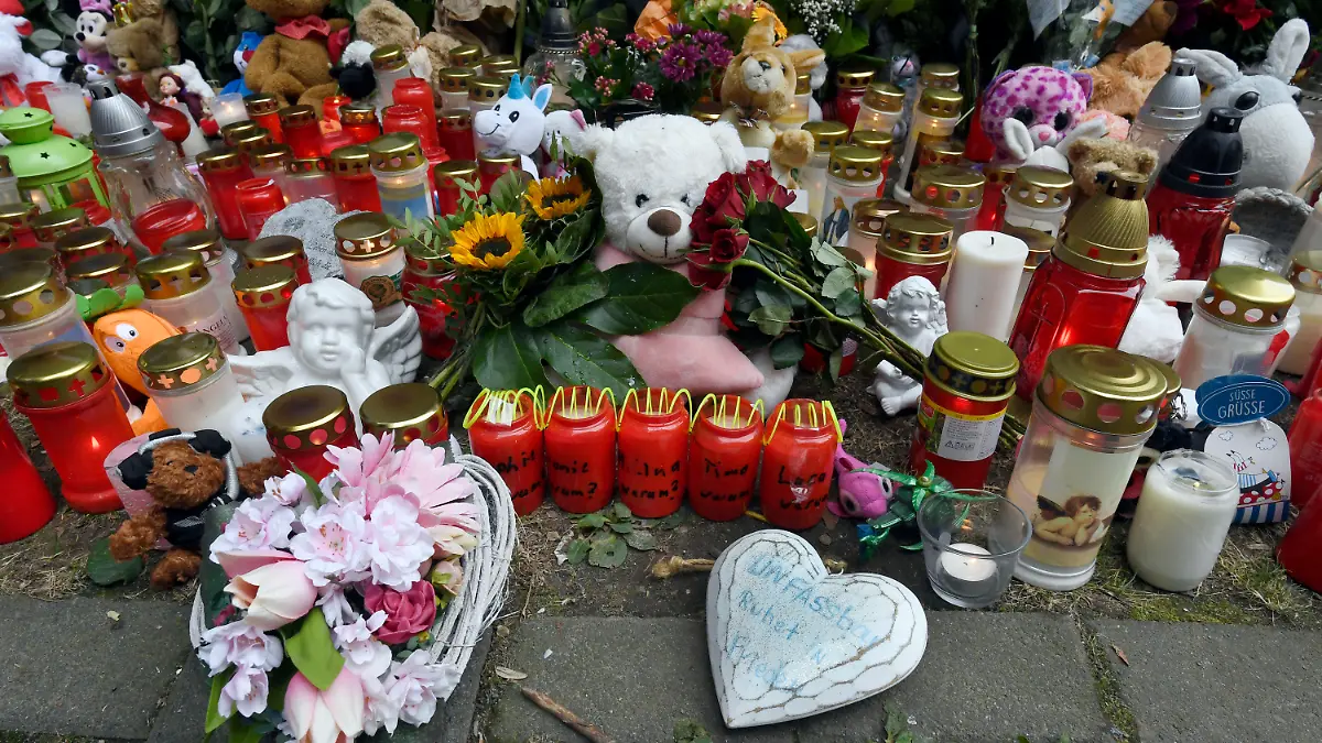 06.09.2020, Nordrhein-Westfalen, Solingen: Ihre Trauer haben die Menschen mit Teddybären und Kerzen vor dem Haus zum Ausdruck gebracht, wo die Polizei fünf Kindern tot gefunden hat. Gegen die Mutter, die einen versuchten Suizid überlebt hat, hat die Staasanwaltschaft Haftbefehl erlassen. Gestern fand eine kleine Trauerfeier vor dem Haus statt. Foto: Roberto Pfeil/dpa +++ dpa-Bildfunk +++