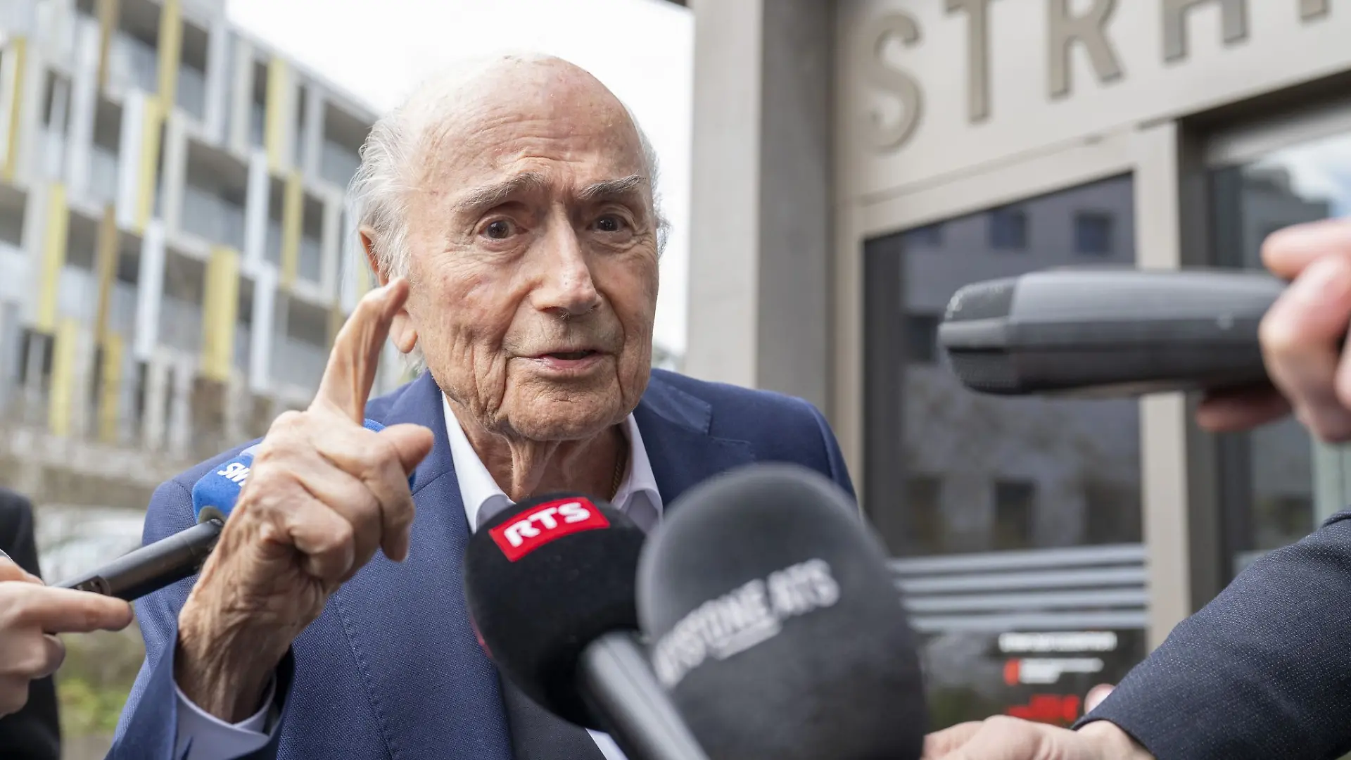 Der frühere FIFA-Chef Joseph Blatter kritisiert die Verbindung zwischen seinem Nachfolger Gianni Infantino und US-Präsident Donald Trump. (Archivbild)
