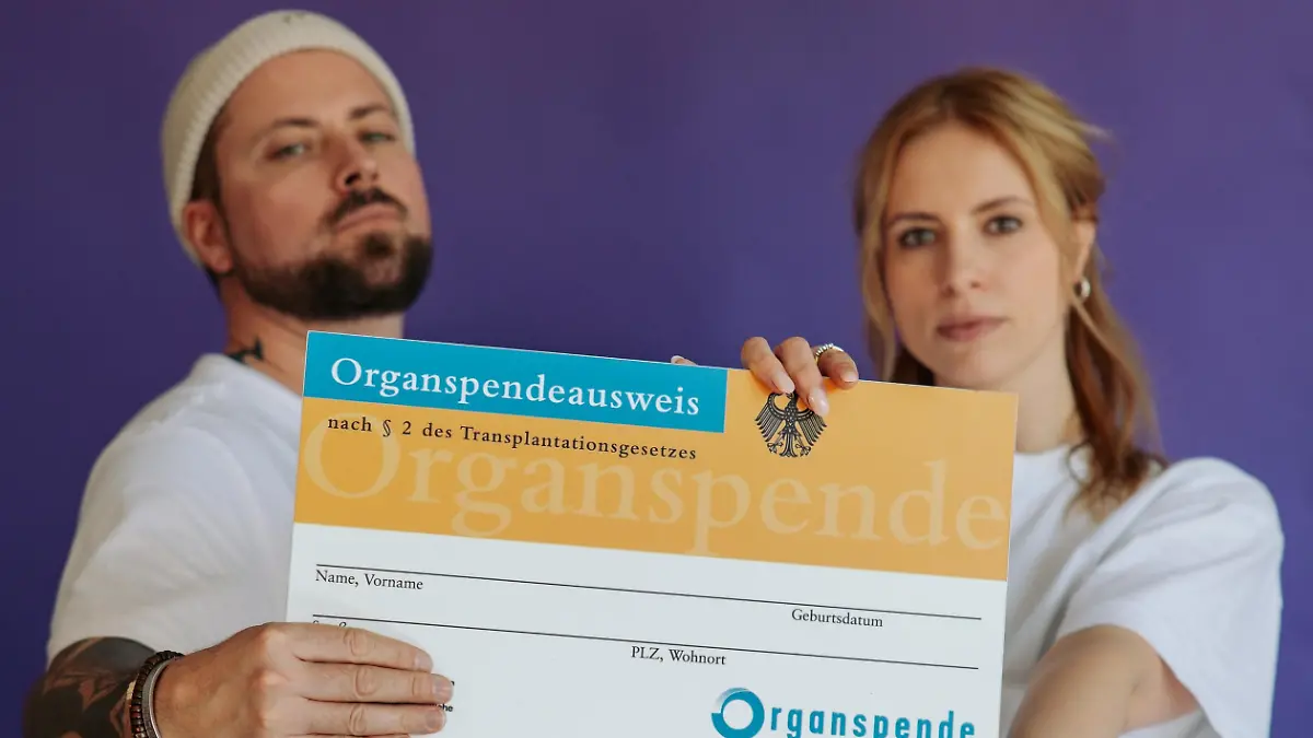 „Organspende kann Leben retten!” - Felix von Jascheroff und Lara Dandelion Seibert werben für den Organspendeausweis.