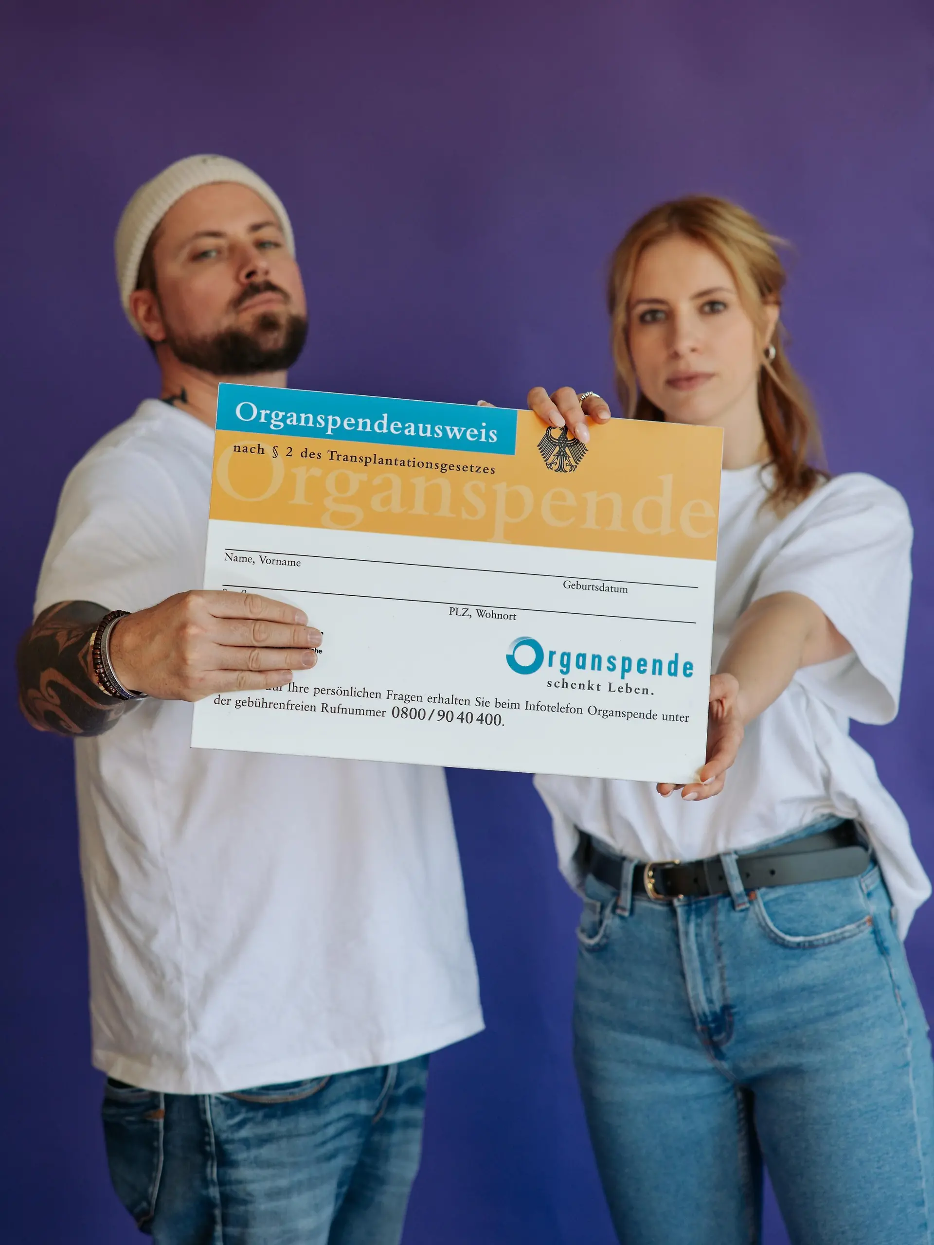 „Organspende kann Leben retten!” - Felix von Jascheroff und Lara Dandelion Seibert werben für den Organspendeausweis.