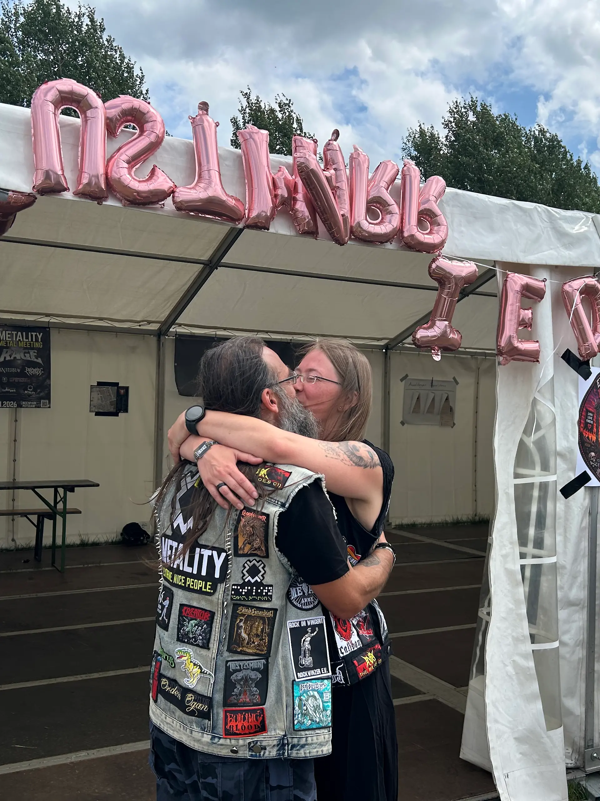 Bild zu: "Wacken-Hochzeit zwischen Bier und Headbanging"