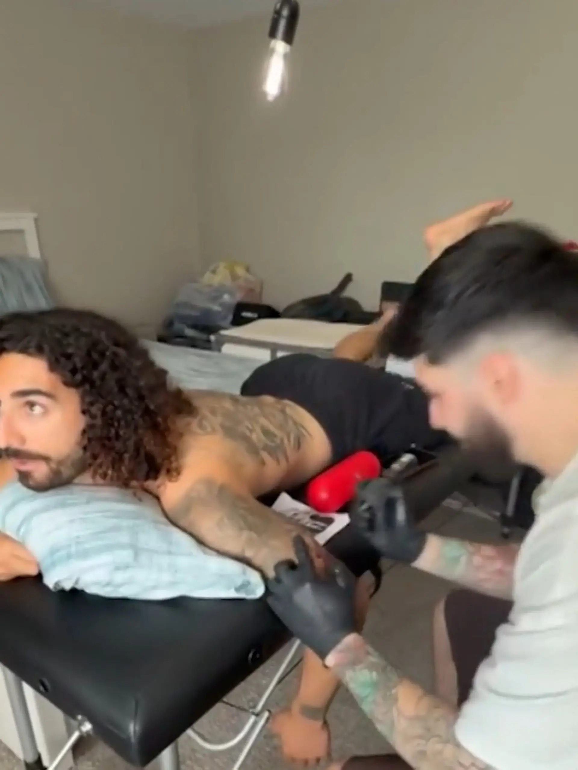 Bild zu: "HIER löst ein Weltmeister sein irres Tattoo-Versprechen ein"