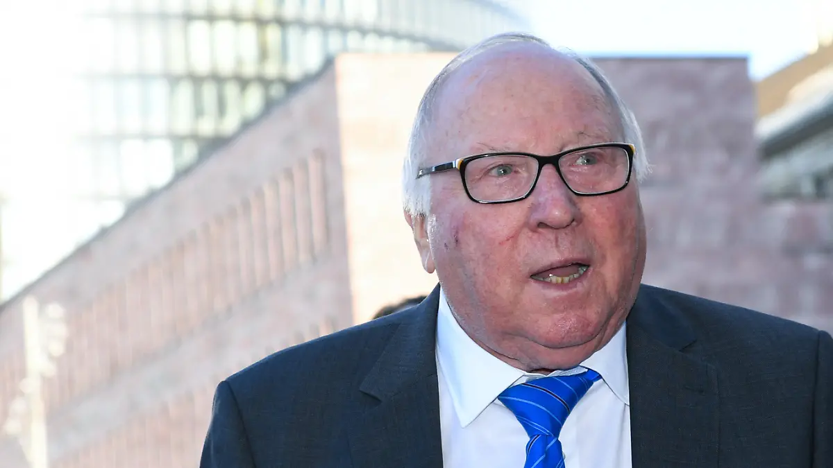 ARCHIV - 01.04.2019, Nordrhein-Westfalen, Dortmund: Uwe Seeler, ehemaliger deutscher Fußballspieler, kommt zur Gala zur Einweihung der Hall of Fame des deutschen Fußballs im Deutschen Fußballmuseum. HSV-Idol Seeler ist sauer über sein mögliches Stadion-Verbot für das erste Zweitliga-Heimspiel seines Hamburger SV in der neuen Saison (zu dpa: «Seeler verärgert über drohendes Stadion-Verbot wegen Corona-Auflagen») Foto: Ina Fassbender/dpa +++ dpa-Bildfunk +++