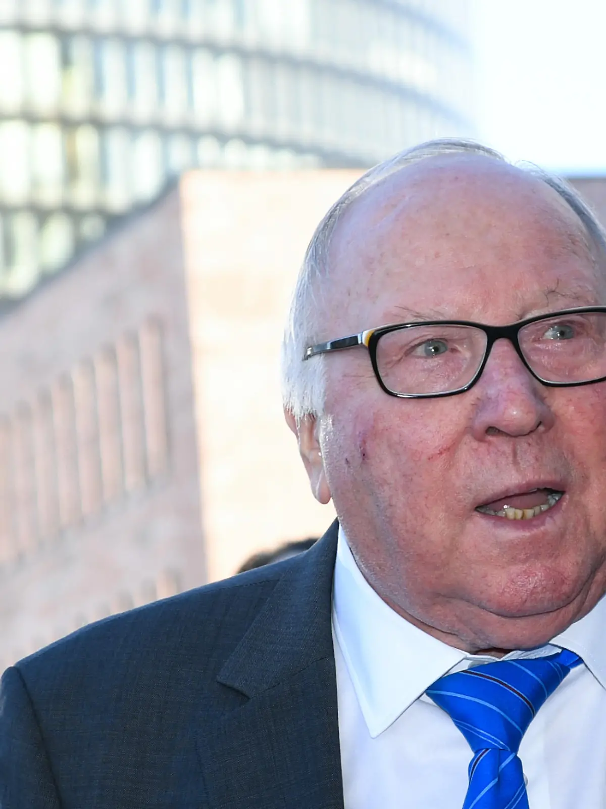 ARCHIV - 01.04.2019, Nordrhein-Westfalen, Dortmund: Uwe Seeler, ehemaliger deutscher Fußballspieler, kommt zur Gala zur Einweihung der Hall of Fame des deutschen Fußballs im Deutschen Fußballmuseum. HSV-Idol Seeler ist sauer über sein mögliches Stadion-Verbot für das erste Zweitliga-Heimspiel seines Hamburger SV in der neuen Saison (zu dpa: «Seeler verärgert über drohendes Stadion-Verbot wegen Corona-Auflagen») Foto: Ina Fassbender/dpa +++ dpa-Bildfunk +++
