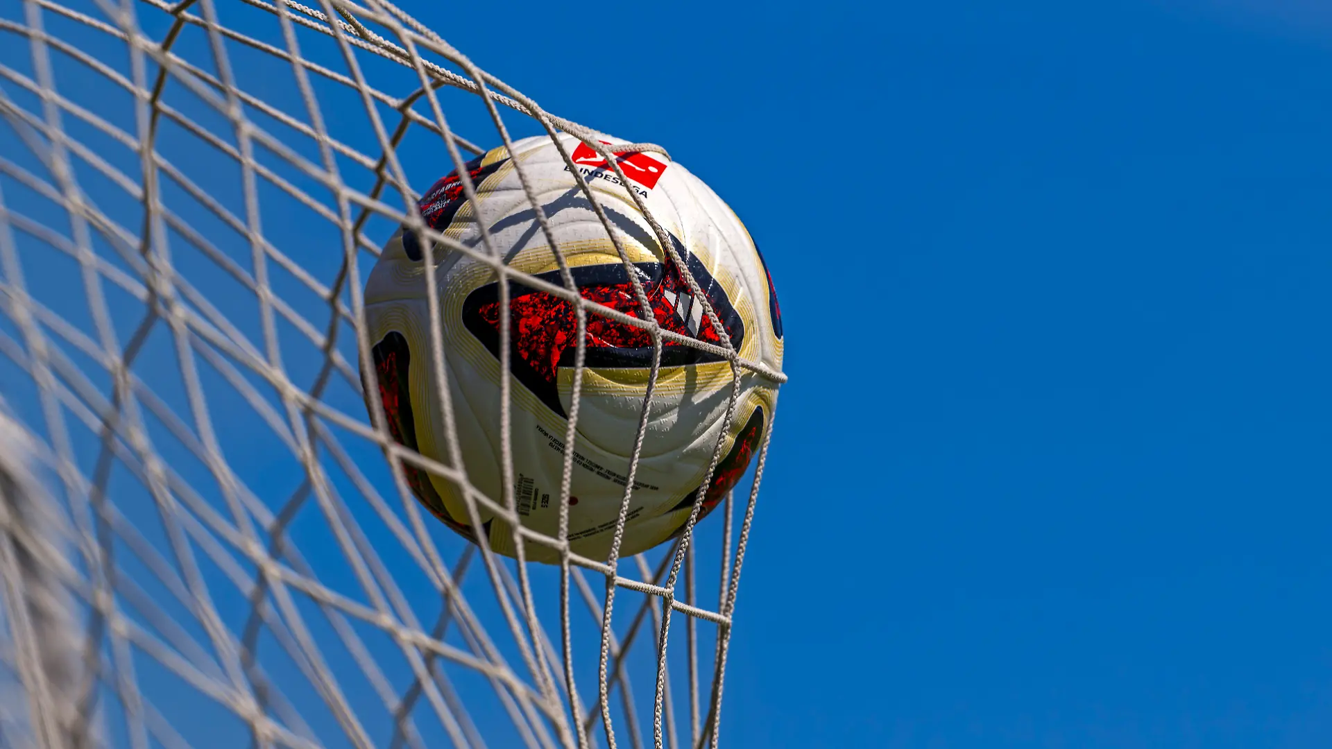 Es geht wieder los! Am 28. August startet die 1. Liga mit dem Klassiker FC Bayern gegen den VfB Stuttgart