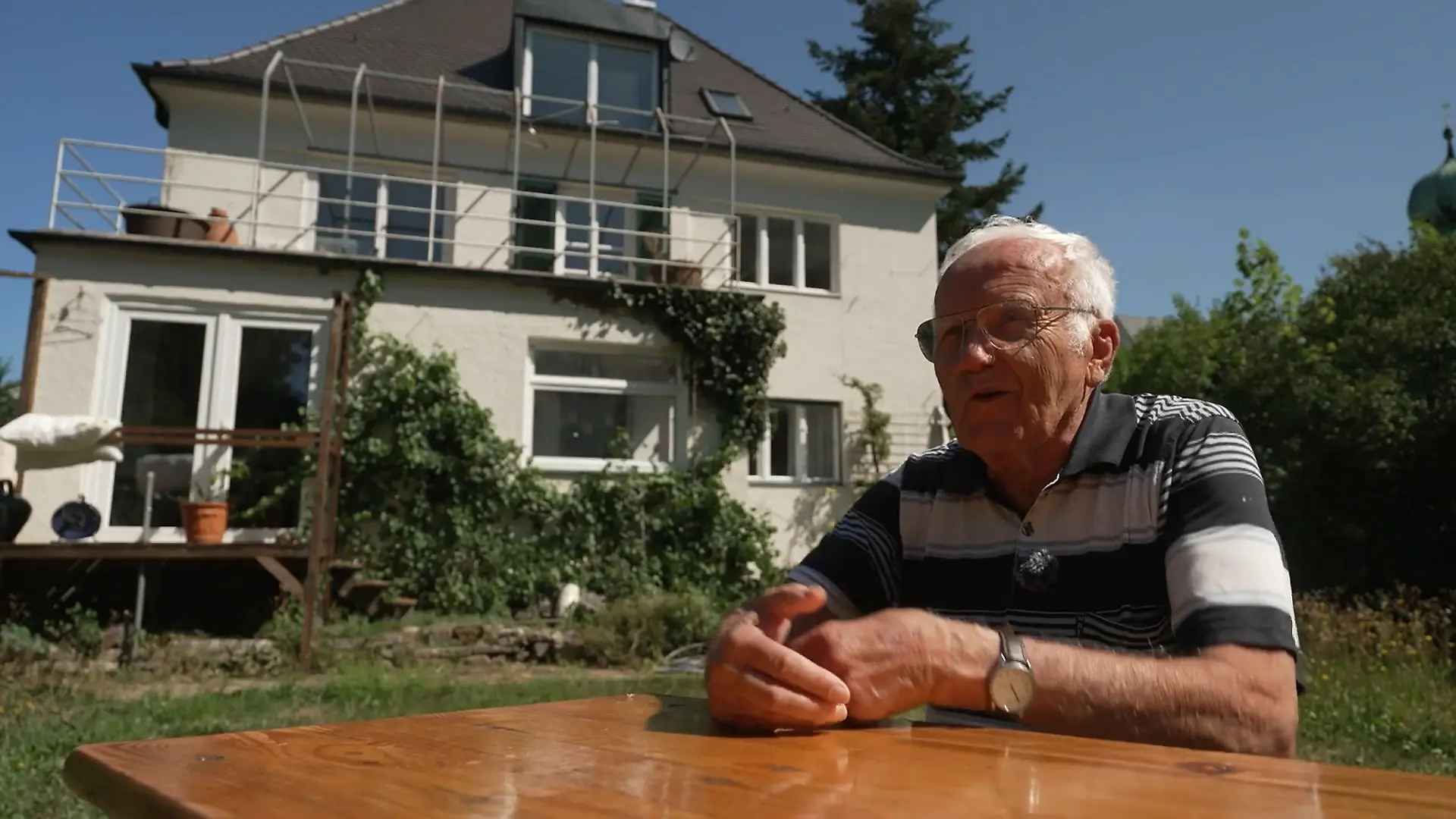 90-Jähriger verschenkt Villa für zehn Millionen Euro Abschied mit großem Herzen