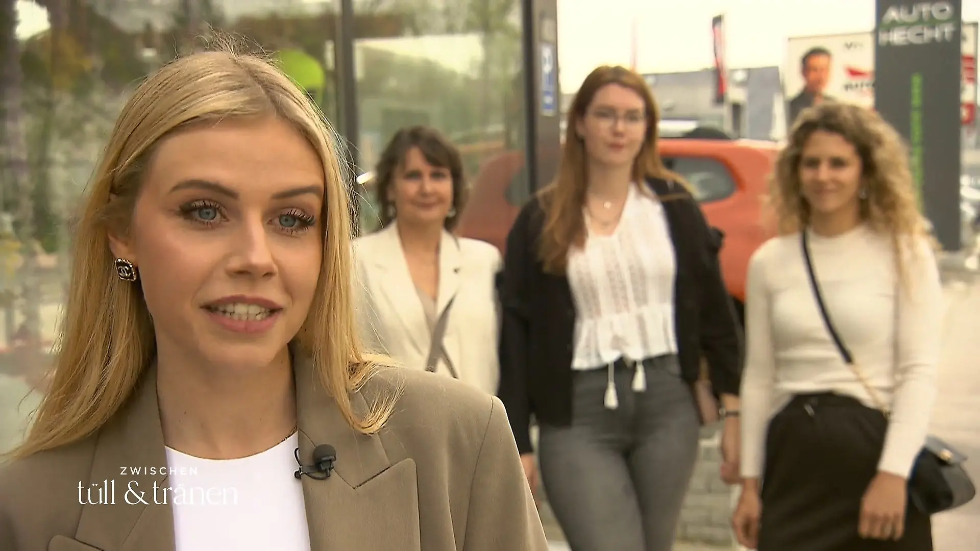 Alessa sucht ein sehr extravagantes Kleid Glitzer, Glitzer, Glitzer