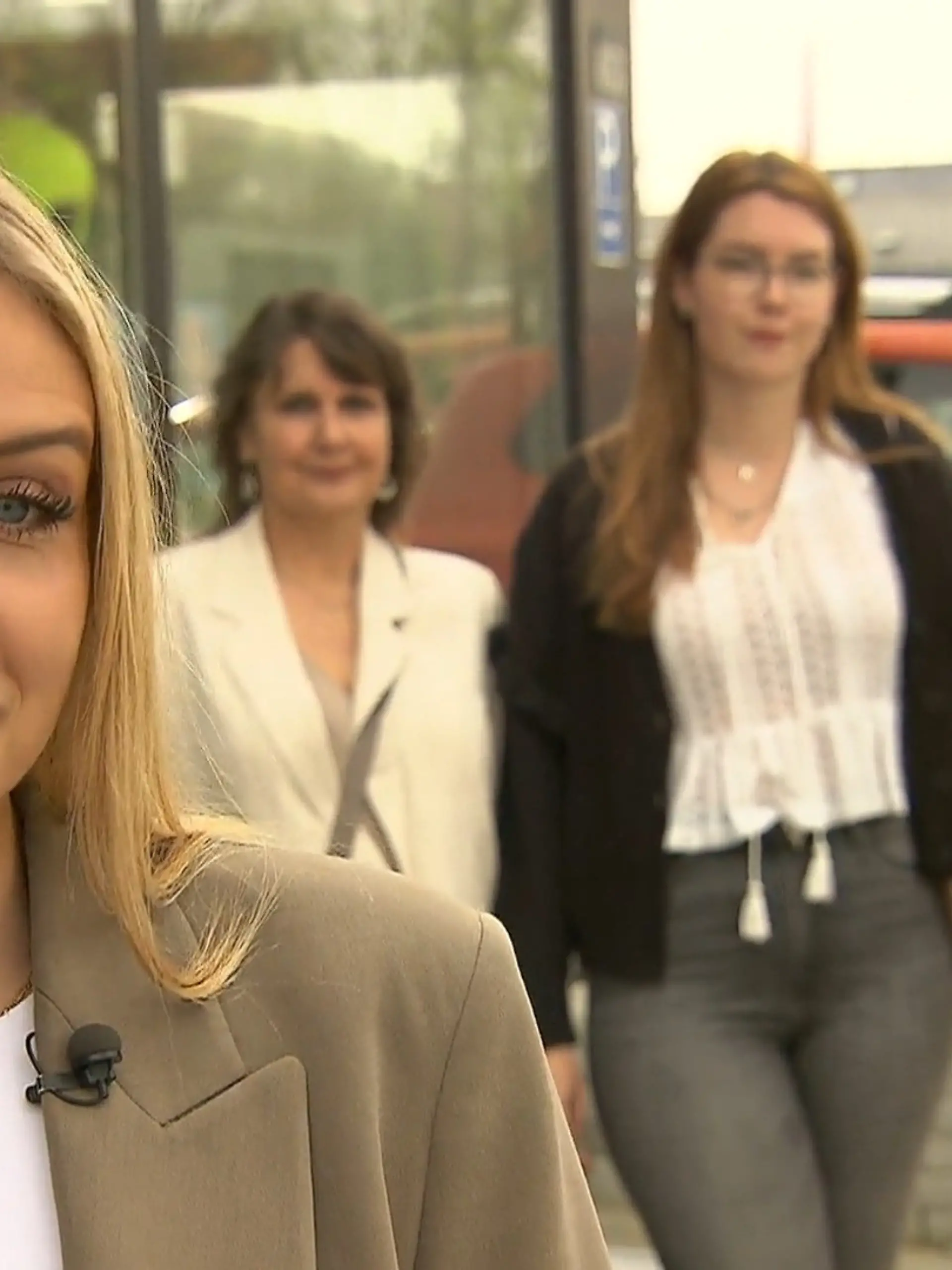 Bild zu: "Alessa sucht ein sehr extravagantes Kleid"