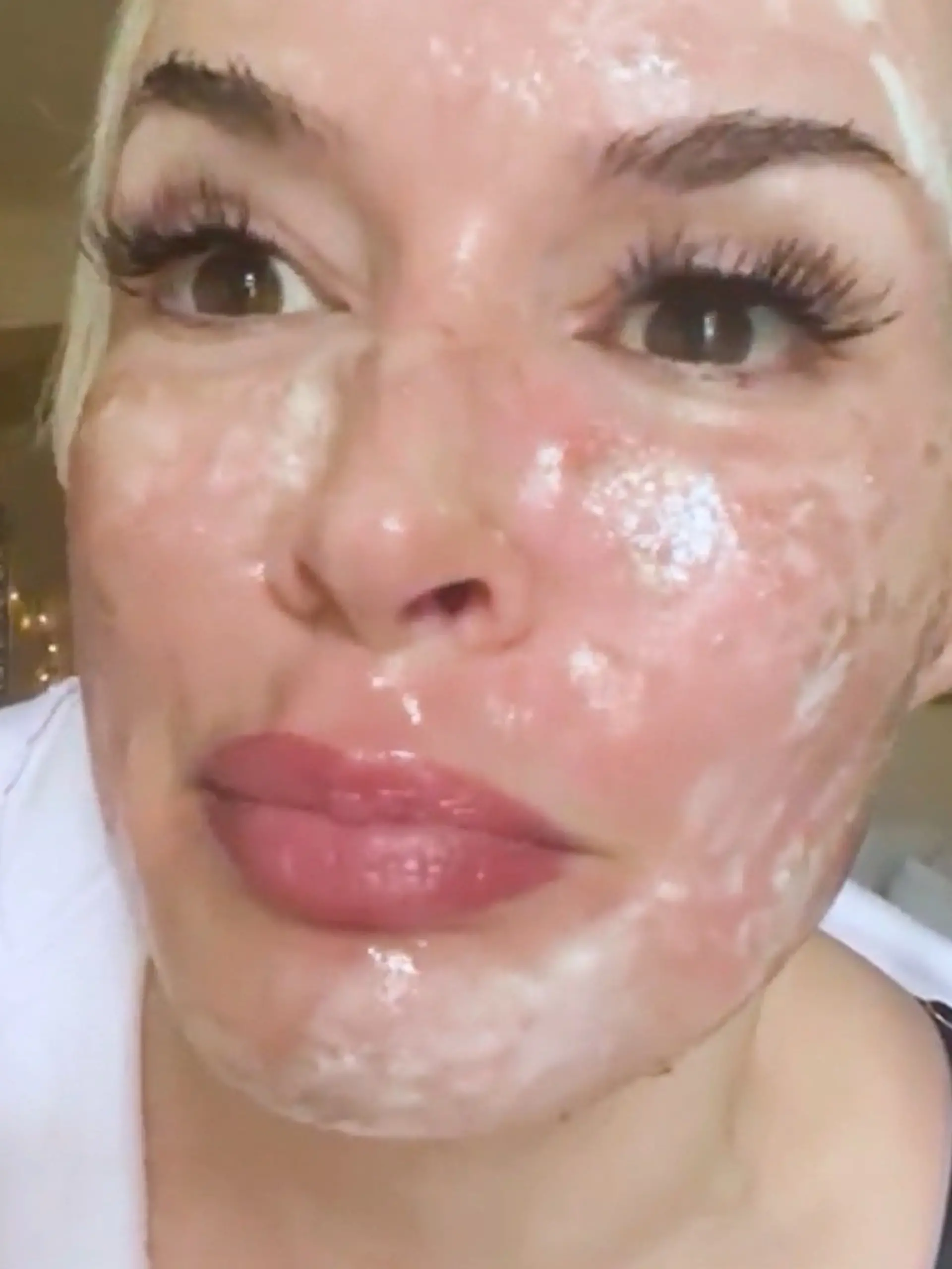 Beauty-Eingriffe verheimlichen – warum?! Daniela Katzenberger ist ja bekannt für klare Ansagen. Gerade, wenn es um Lästereien im Netz geht. Und jetzt schaut mal, wie die Katze ganz aktuell auf eine fiese Frage eines Followers reagiert.
