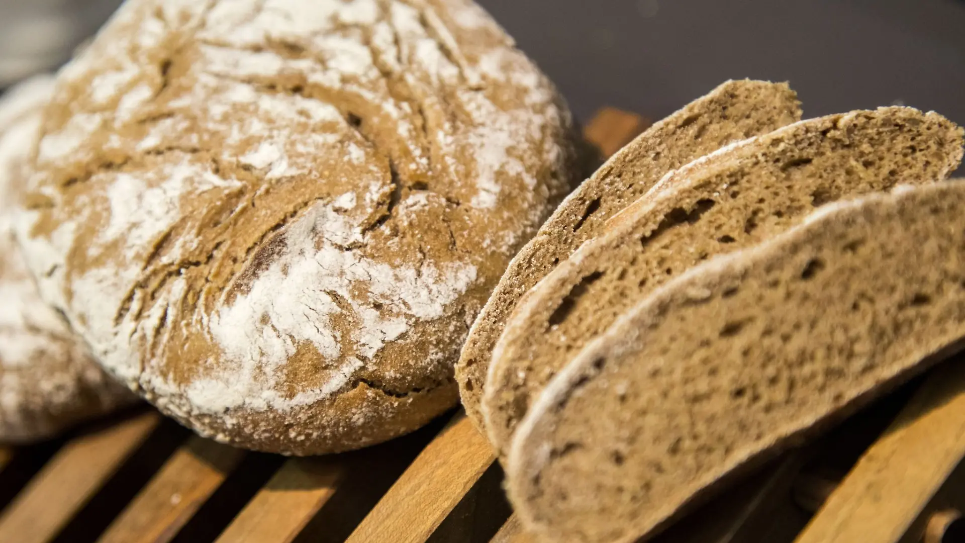 Im Brotkasten, in der Bäckertüte oder im Kühlschrank? So wird frisches Brot im Sommer am besten gelagert.