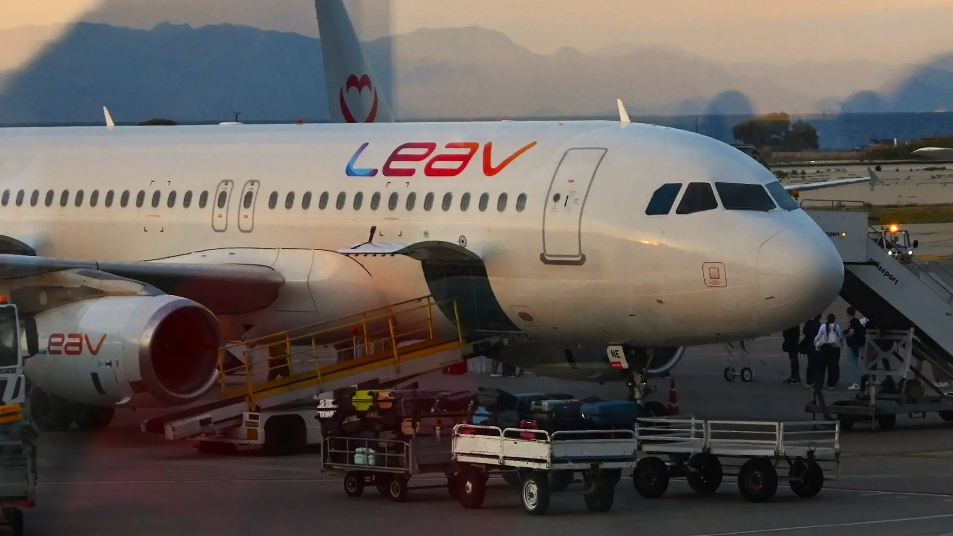 Griechische Inseln. LEAV Aviation Flugzeug - Airbus A320-200 am Airport in Rodos, Griechenland. LEAV Aviation ist eine deutsche Fluggesellschaft mit Sitz in Köln und Basis auf dem Flughafen Köln-Bonn. Die Airline bietet die meisten Flüge für Reisende von AIDA Cruises an *** Greek islands LEAV Aviation Airbus A320 200 aircraft at the airport in Rodos, Greece LEAV Aviation is a German airline based in Cologne and based at Cologne Bonn Airport The airline offers most flights for travelers on AIDA Cruises