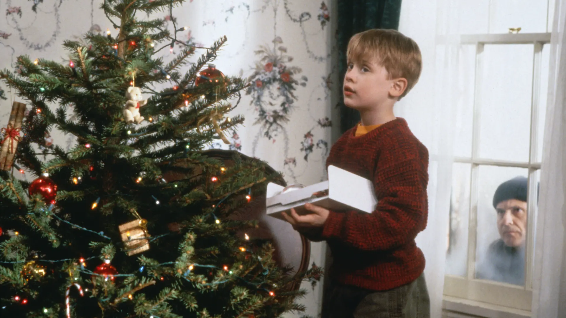 HANDOUT - Während der nichtsahnende Kevin (Macaulay Culkin, l) den Weihnachtsbaum schmückt, lauert Harry (Joe Pesci) auf eine Gelegenheit, das Haus auszurauben (undatierte Filmszene). Der Film, der in diesem Jahr 30-jähriges Jubiläum feiert, ist beim Streamingdienst Disney+ verfügbar. (zu dpa: «Die schönsten Advents- und Weihnachtsstreifen») +++ dpa-Bildfunk +++