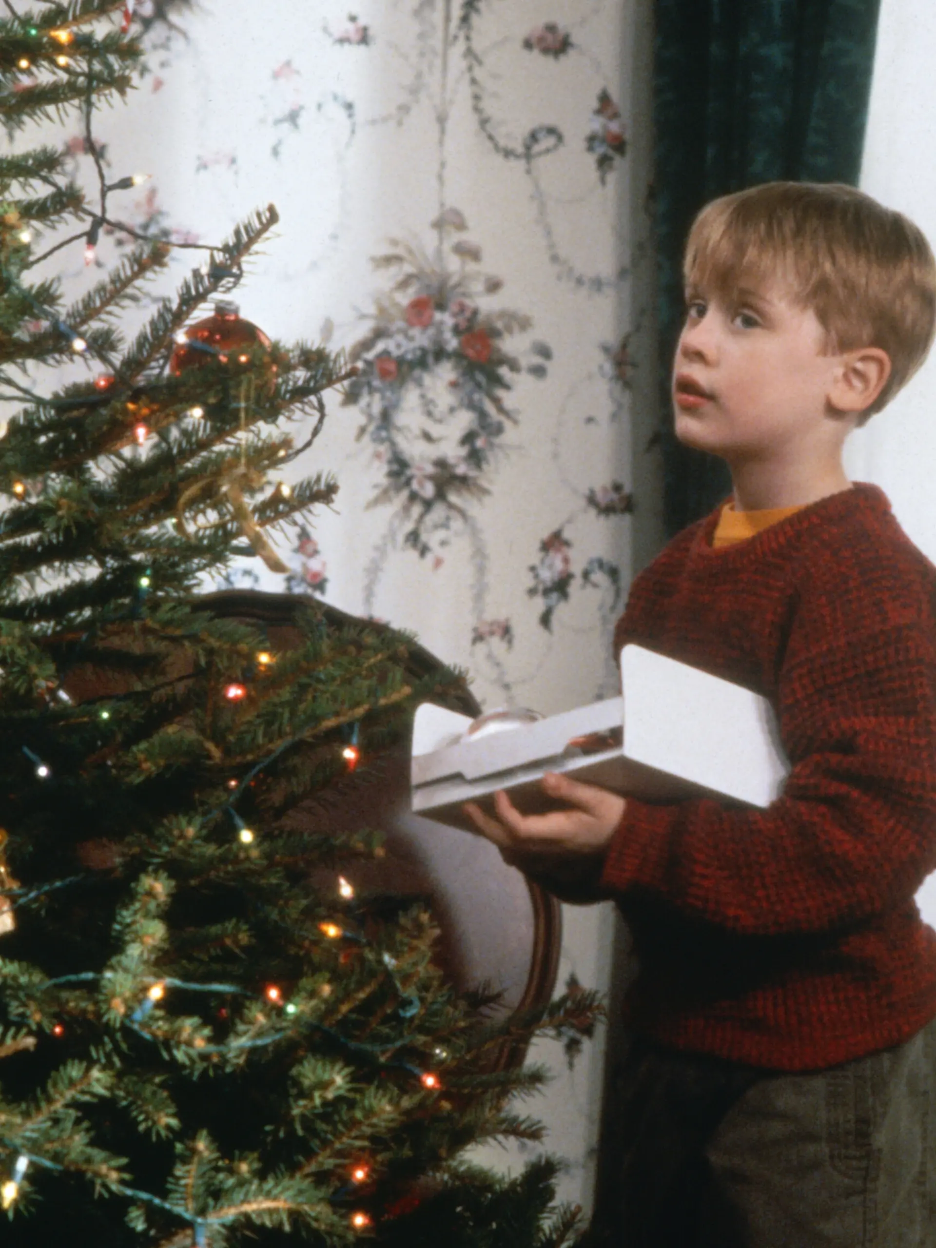 HANDOUT - Während der nichtsahnende Kevin (Macaulay Culkin, l) den Weihnachtsbaum schmückt, lauert Harry (Joe Pesci) auf eine Gelegenheit, das Haus auszurauben (undatierte Filmszene). Der Film, der in diesem Jahr 30-jähriges Jubiläum feiert, ist beim Streamingdienst Disney+ verfügbar. (zu dpa: «Die schönsten Advents- und Weihnachtsstreifen») +++ dpa-Bildfunk +++