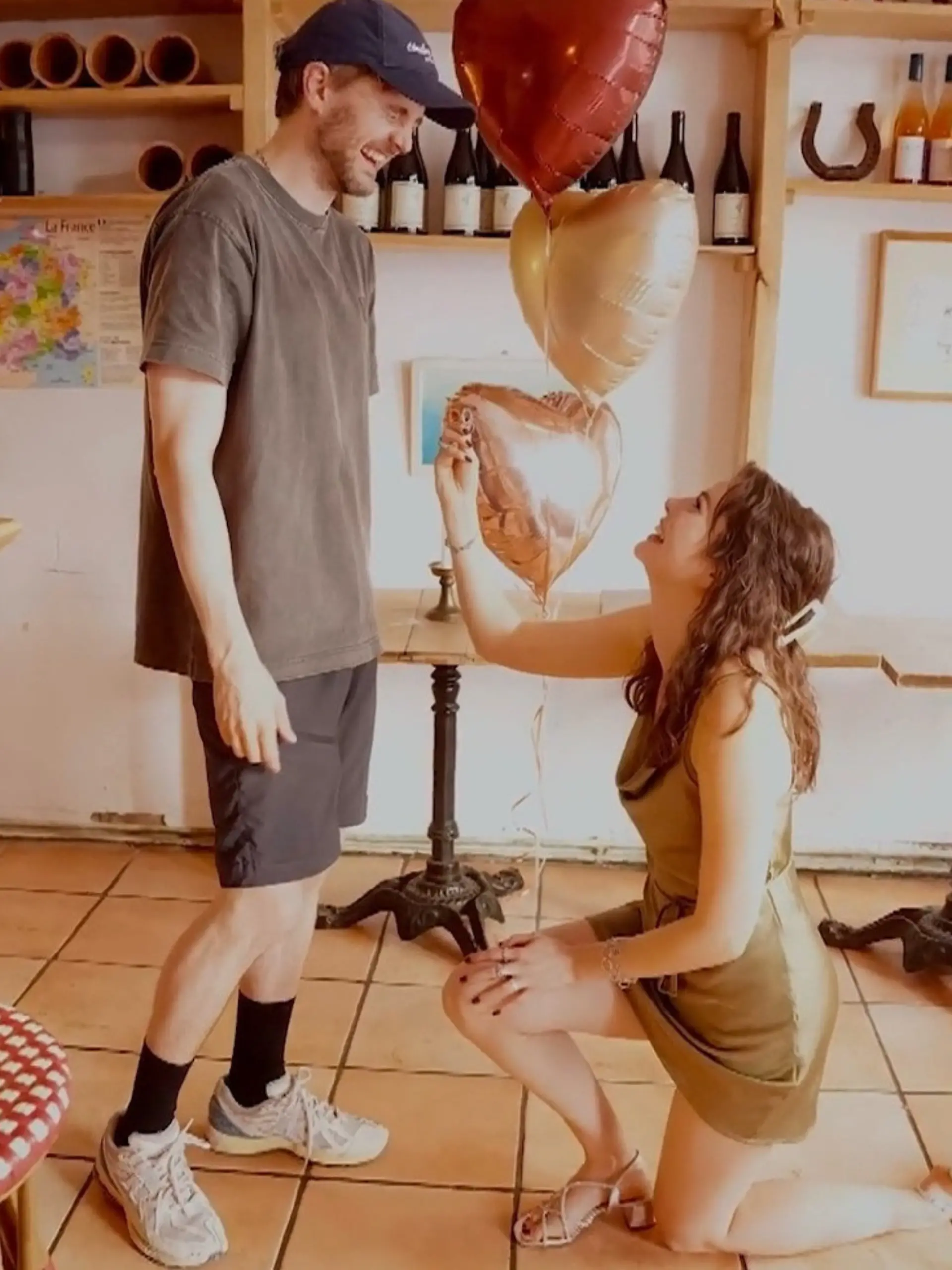 Bild zu: "Ex-„Let's-Dance"-Star verlobt! SIE geht vor ihrem Freund auf die Knie "