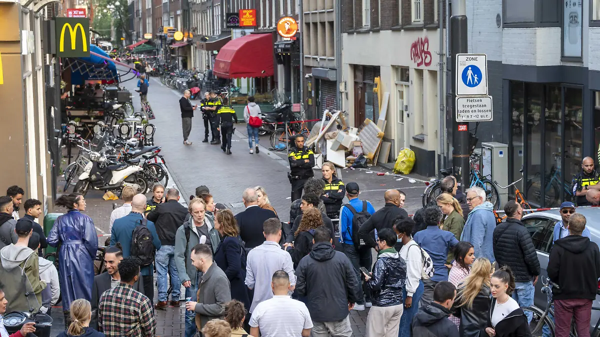 Die niederländische Polizei sperrte die Lange Leidsedwarsstraat in Amsterdam ab.