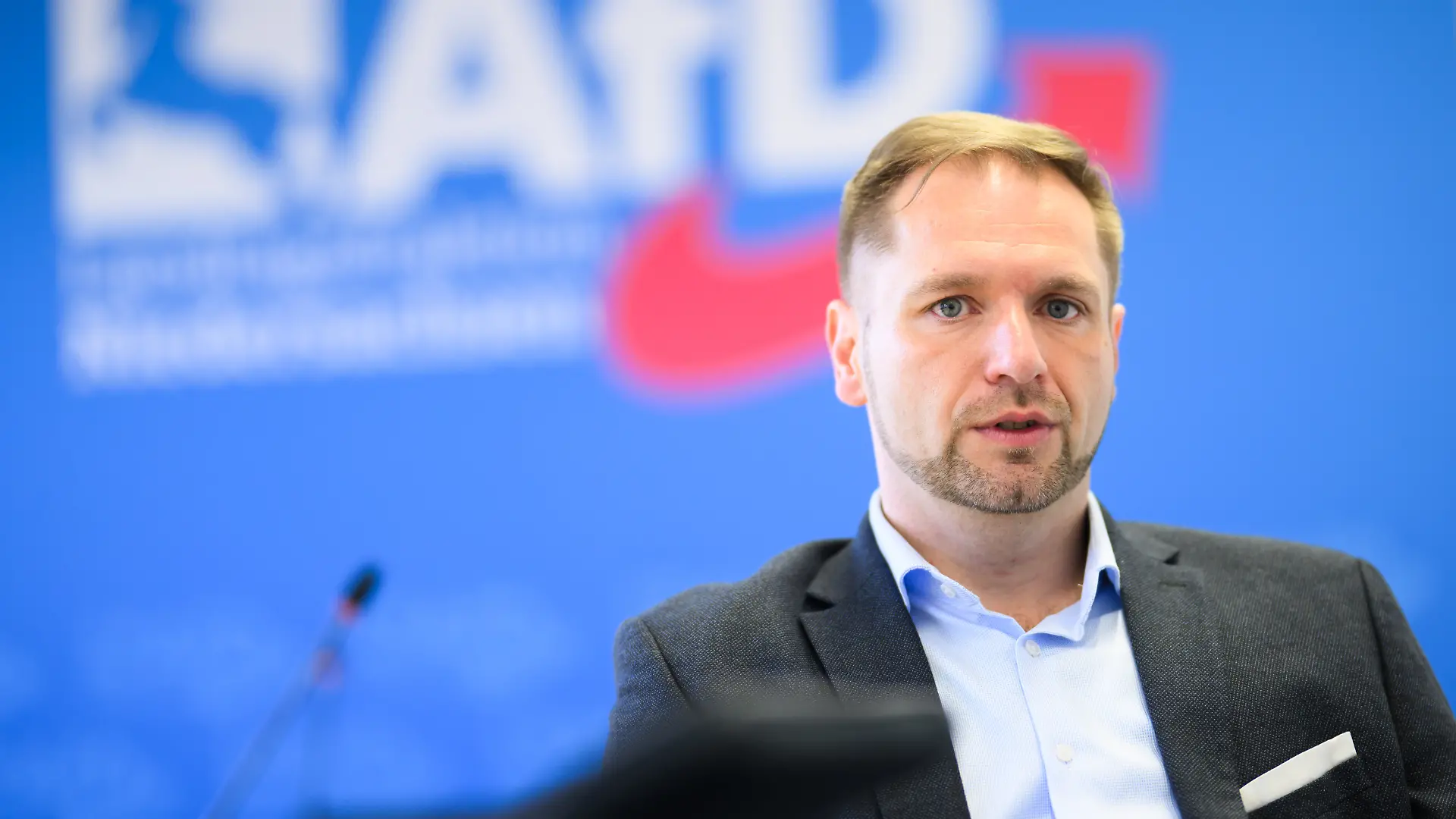 Stephan Bothe, Landtagsabgeordneter und stellvertretender Landesvorsitzender der AfD Niedersachsen, spricht bei einem Interview. (zu dpa: «AfD-Landesvize Bothe nicht zur Landratswahl zugelassen») +++ dpa-Bildfunk +++