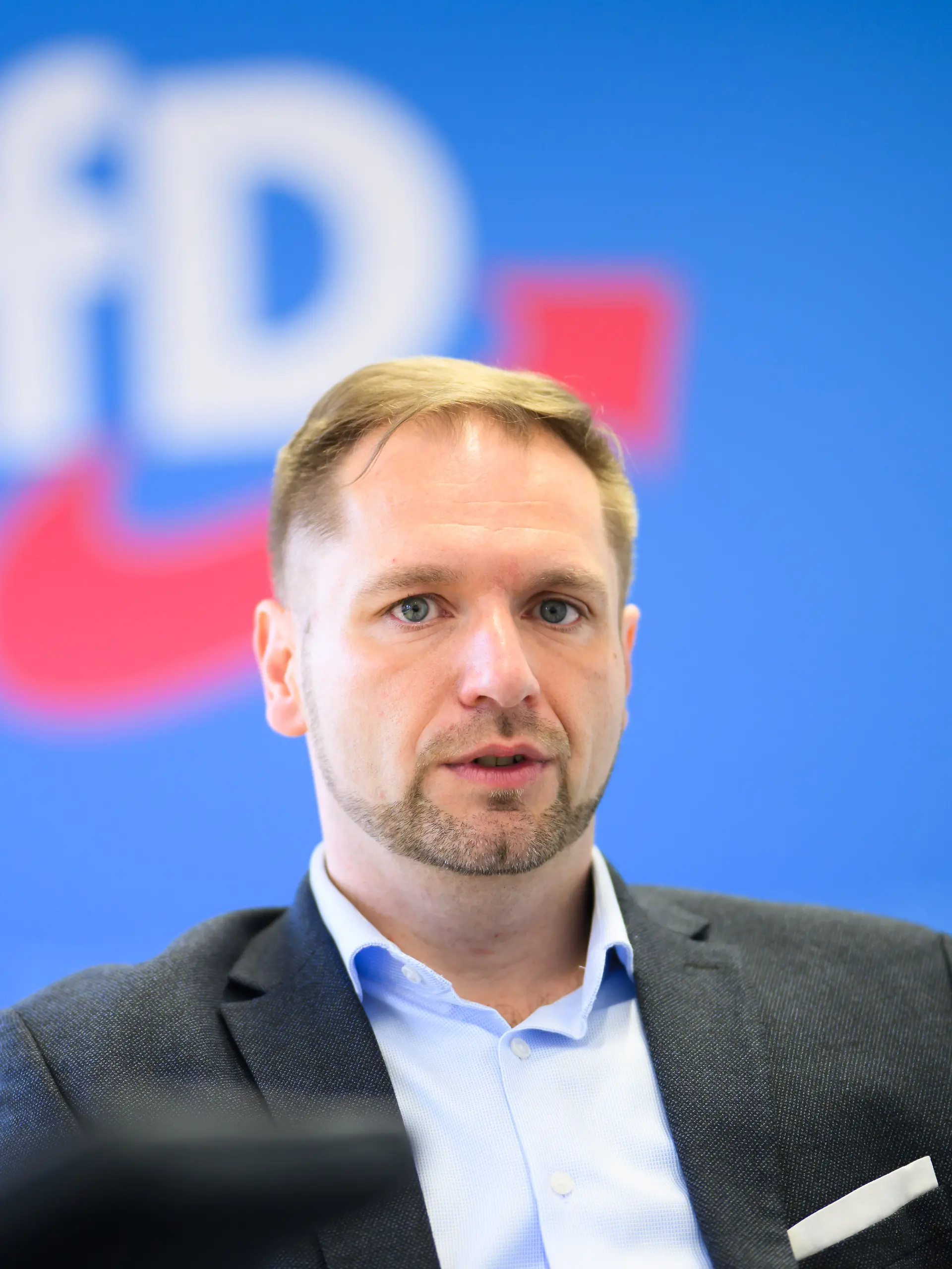 Stephan Bothe, Landtagsabgeordneter und stellvertretender Landesvorsitzender der AfD Niedersachsen, spricht bei einem Interview. (zu dpa: «AfD-Landesvize Bothe nicht zur Landratswahl zugelassen») +++ dpa-Bildfunk +++