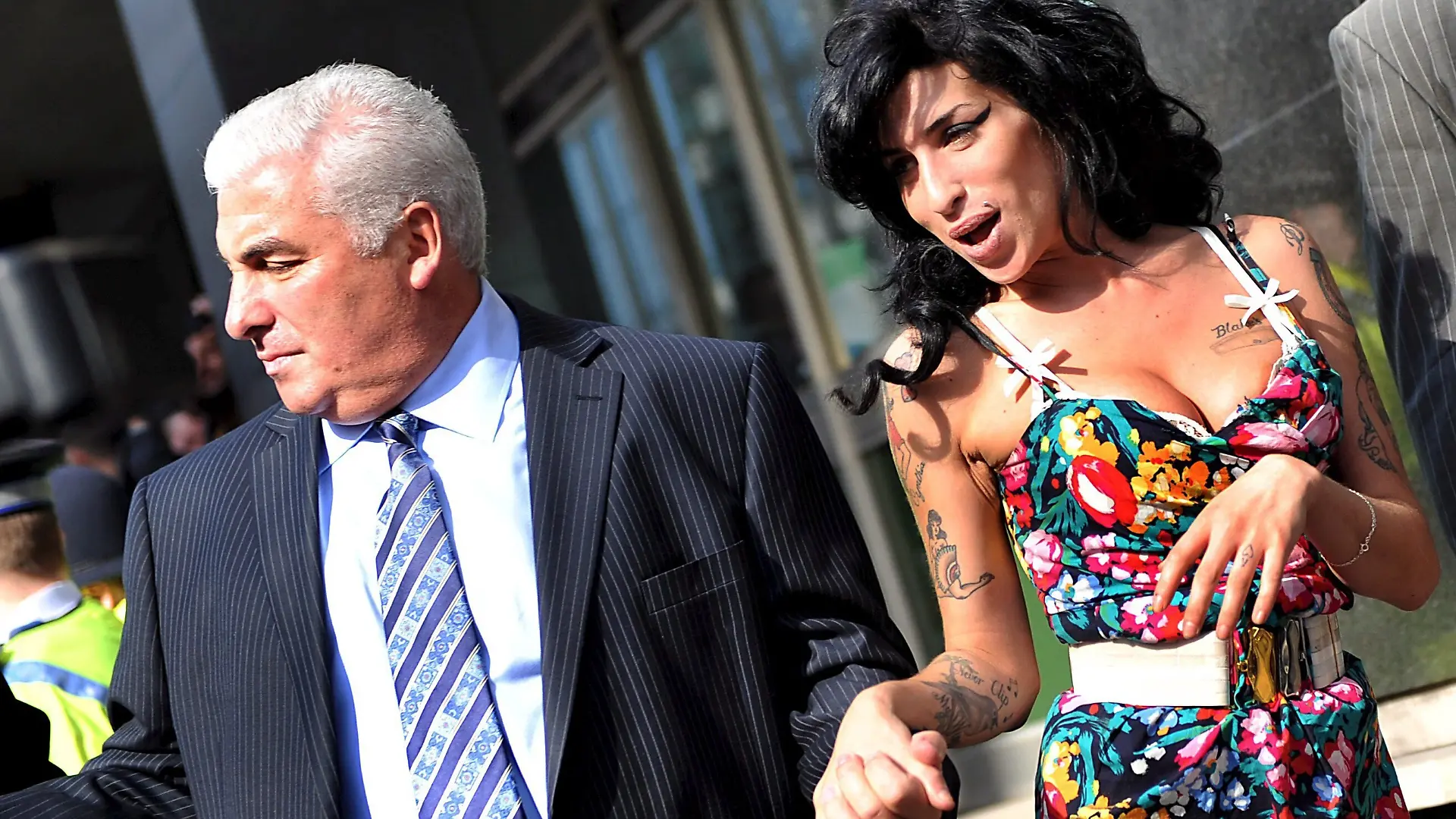 ARCHIV - Die britische Sängerin Amy Winehouse und ihr Vater Mitch Winehouse vor einem Gericht in London (Archivfoto vom 17.03.2009). Die Eltern der Soulsängerin Amy Winehouse wissen nicht mehr, wie sie ihrer drogen- und alkoholabhängigen Tochter noch helfen sollen. Die Not, sie zu retten, sei riesig sagte die Mutter dem englischem Fernsehsender ITV. Foto: Andy Rain epa +++ dpa-Bildfunk +++