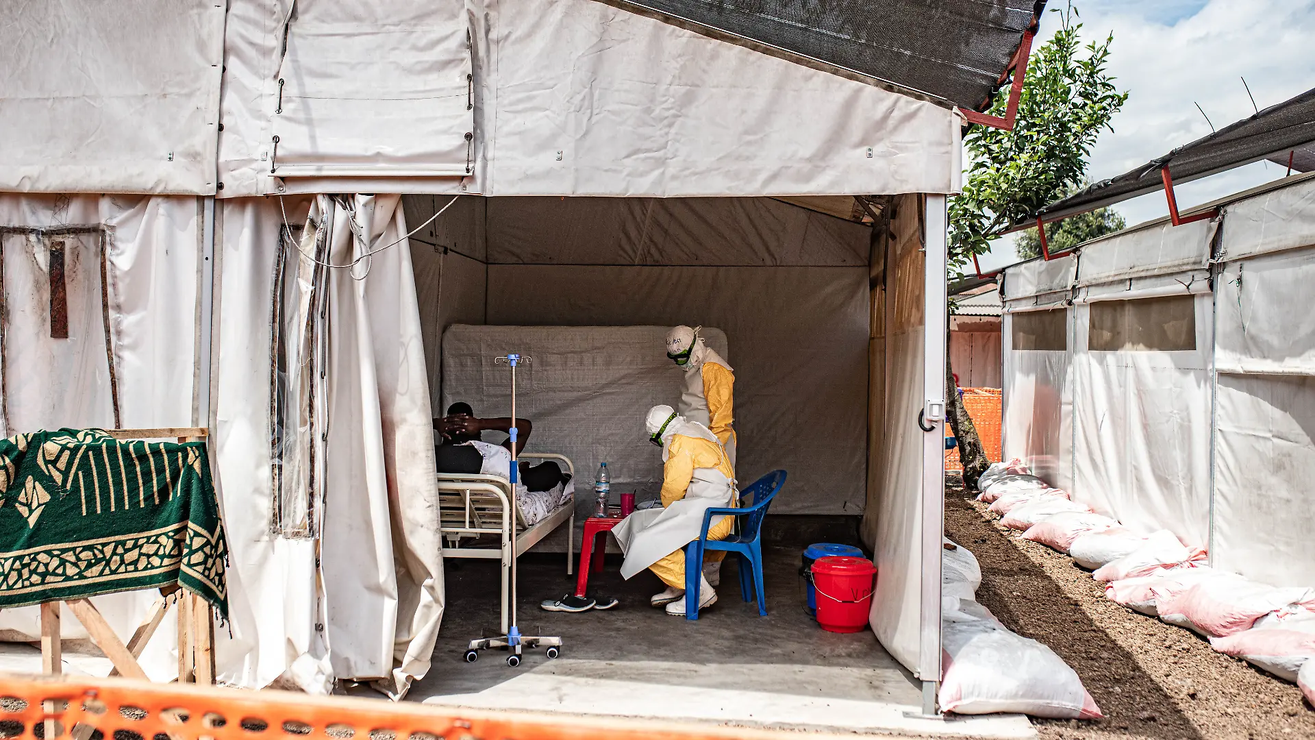 Mitarbeiter der Hilfsorganisation Ärzte ohne Grenzen (MSF) arbeiten in der Provinz Ituri im Einsatz gegen die Ebola-Epidemie. Der Ebola-Ausbruch in der Demokratischen Republik Kongo weitet sich aus. +++ dpa-Bildfunk +++