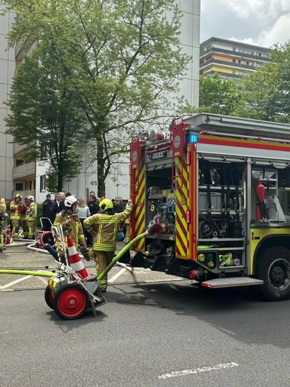 Bild zu: "Einsatzkräfte bei Explosion verletzt"